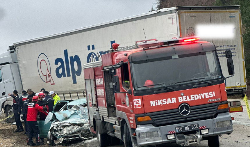 Tokat Niksar’da Tır Otomobile Çarptı İki Ölü, Bir Ağır Yaralı (2)-1