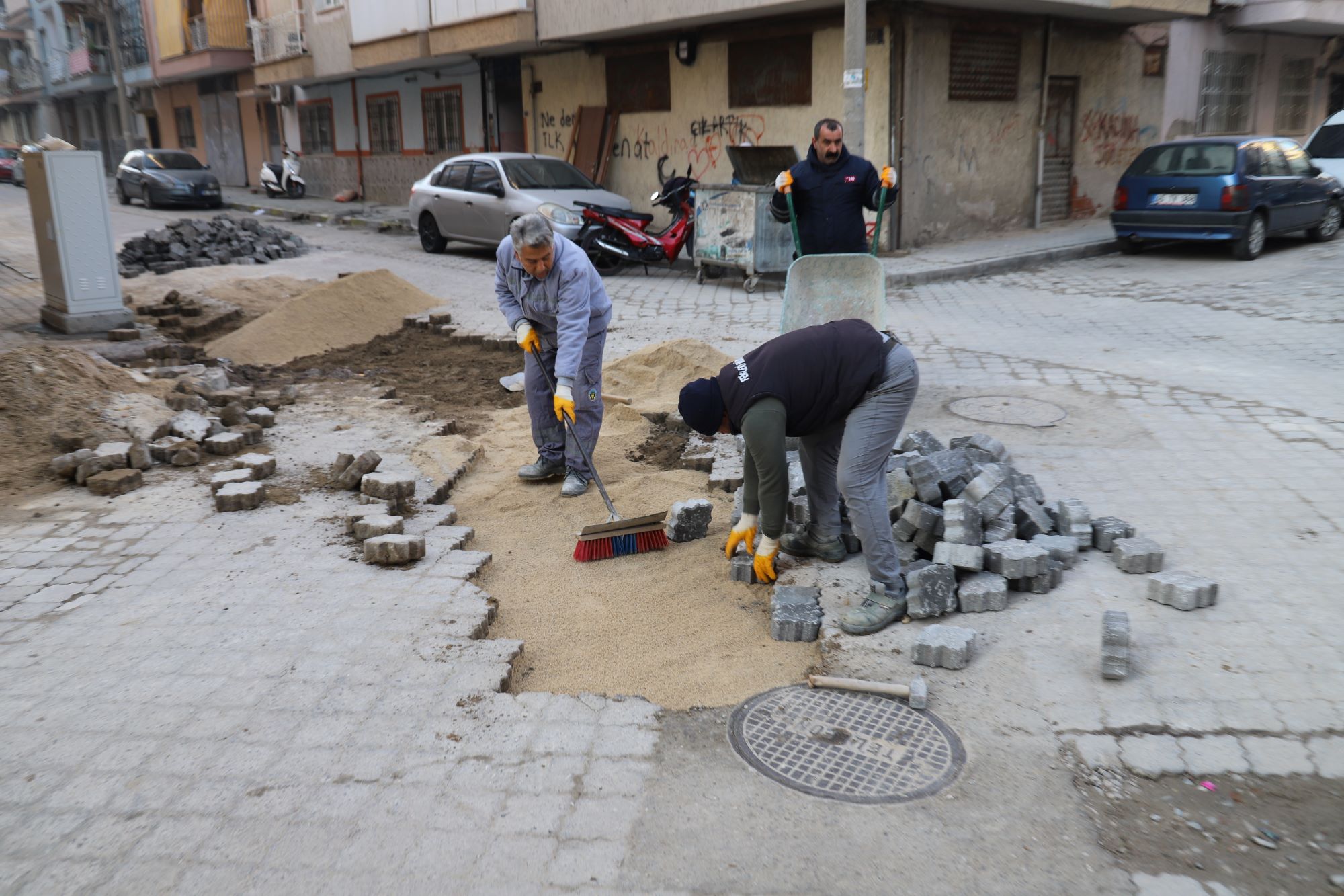 Turgutlu Belediyesi Fen İşleri Ekipleri, Yolları Yeniliyor (3)