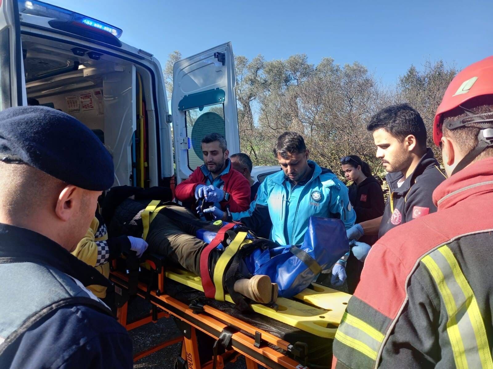Zeytin Toplarken Yaralanan Şahıs 1 Kilometre Taşınarak Kurtarıldı (3)