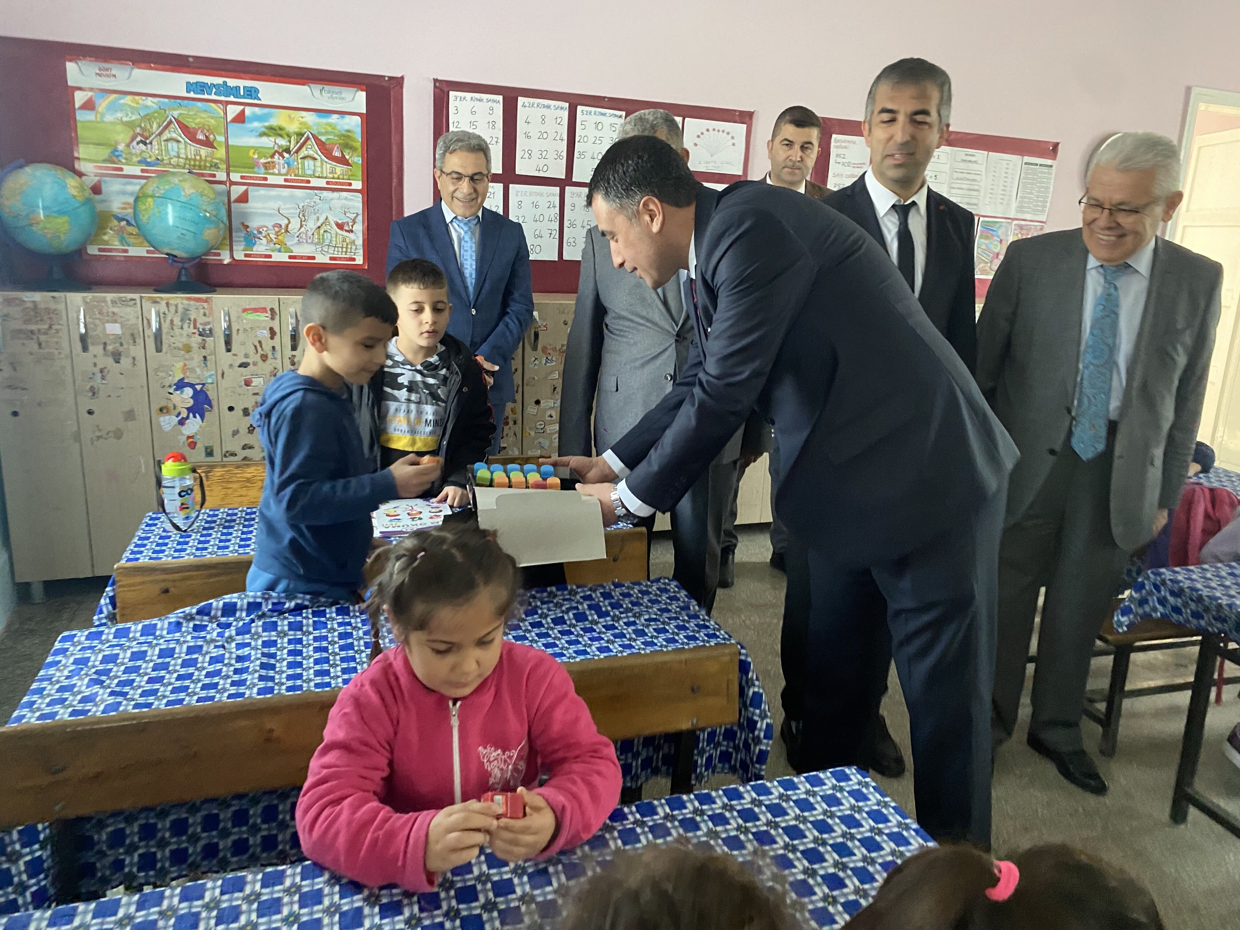 Alaşehir'de Denetimli Serbestlik Yükümlüleri Güzle İlkokulu'nu Yeniledi (3)