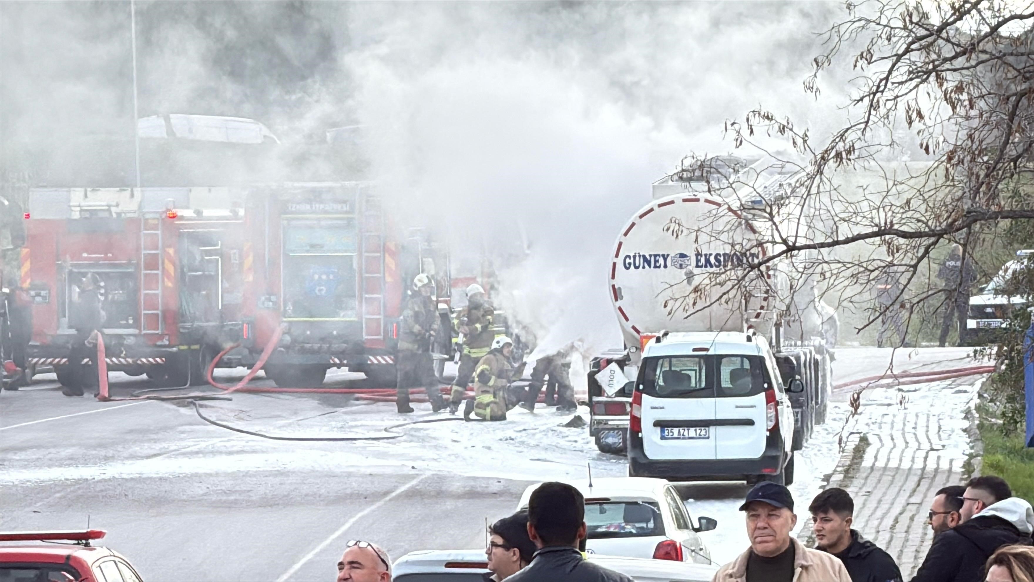 Aliağa'da Bitkisel Yağ Yüklü Tanker Alev Alev Yandı (1)