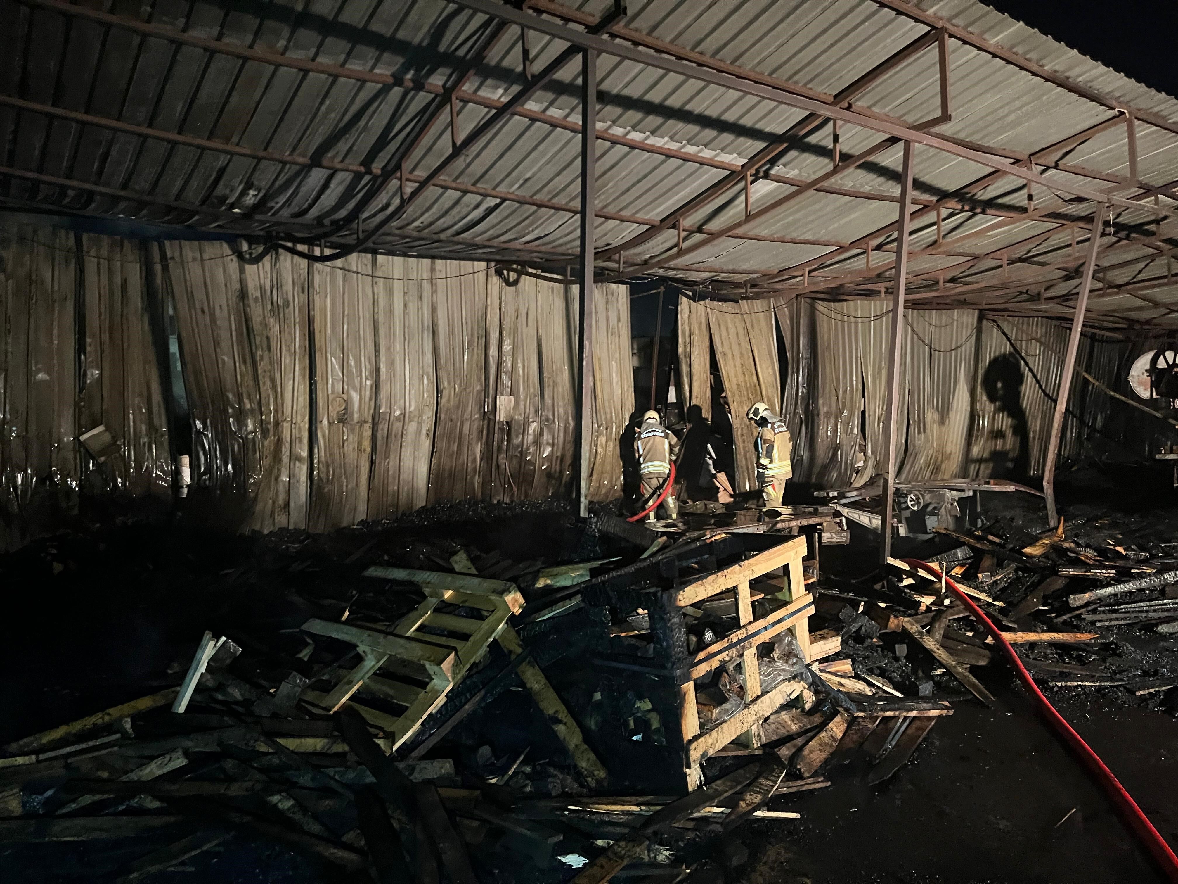 Ankara Sincan’da Palet Fabrikasında Gece Yarısı Yangın (1)