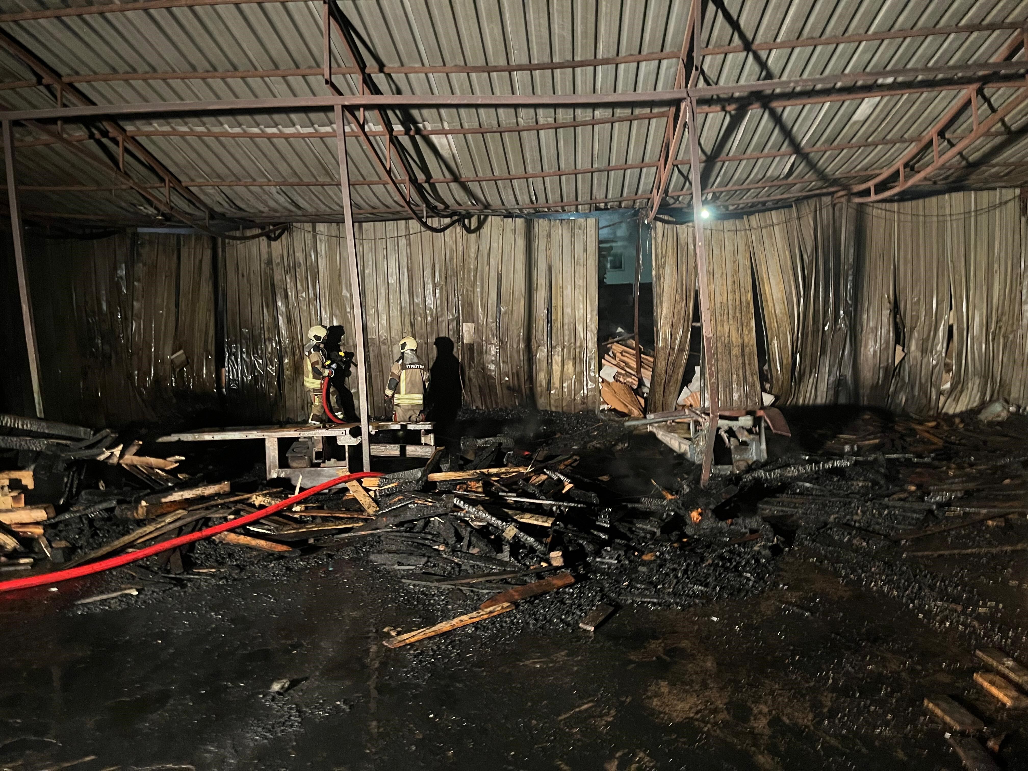 Ankara Sincan’da Palet Fabrikasında Gece Yarısı Yangın (3)