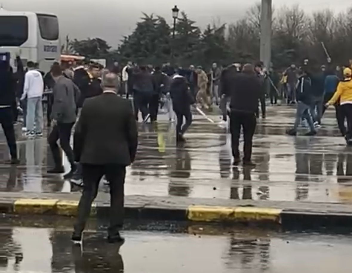 Ankaragücü Ve Sakaryaspor Taraftarları Arasında Kılıçlı Kavga 4 Yaralı (1)