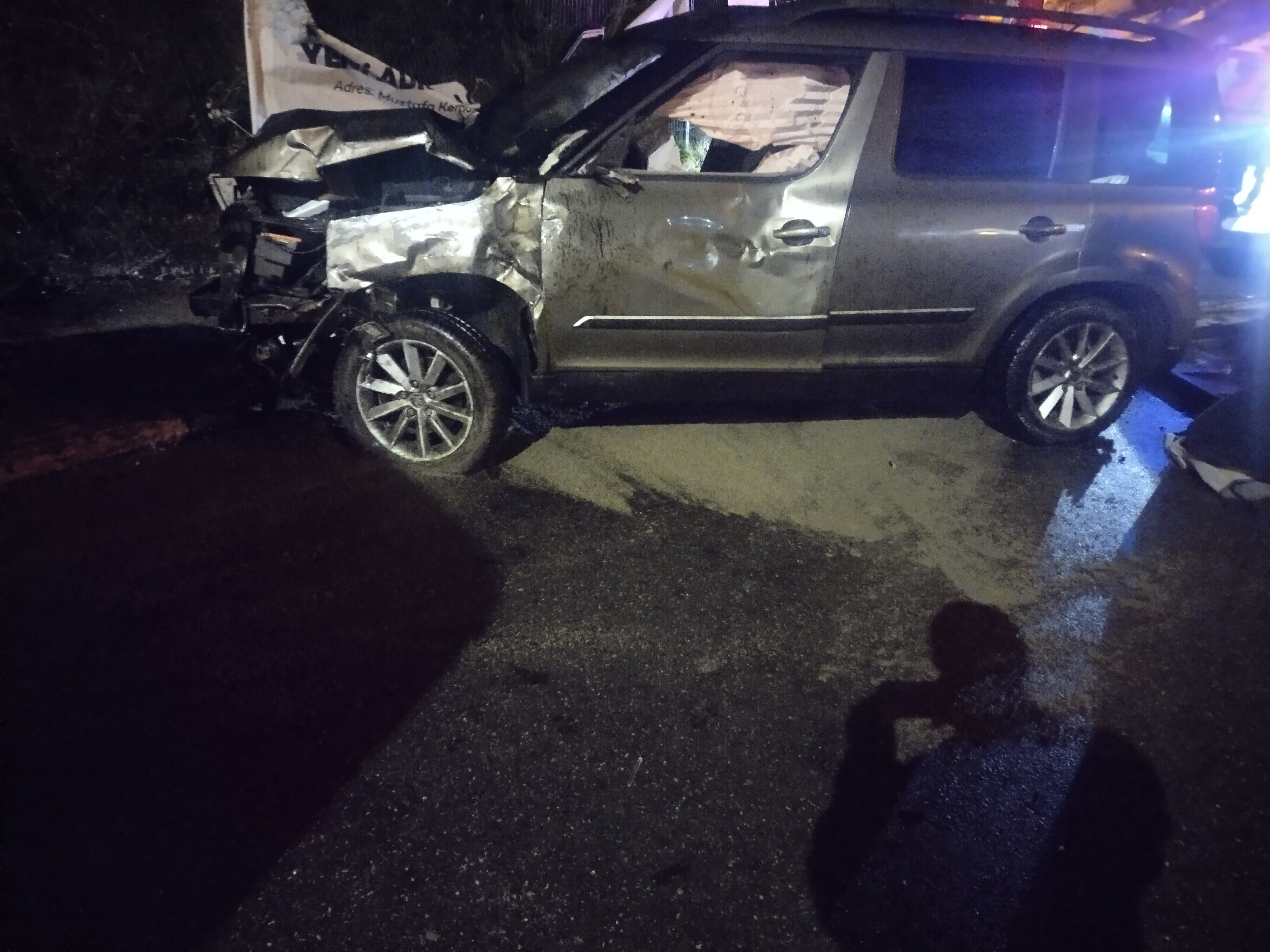 Ataşehir’de Kontrolden Çıkan Otomobil Direğe Çarptı (1)