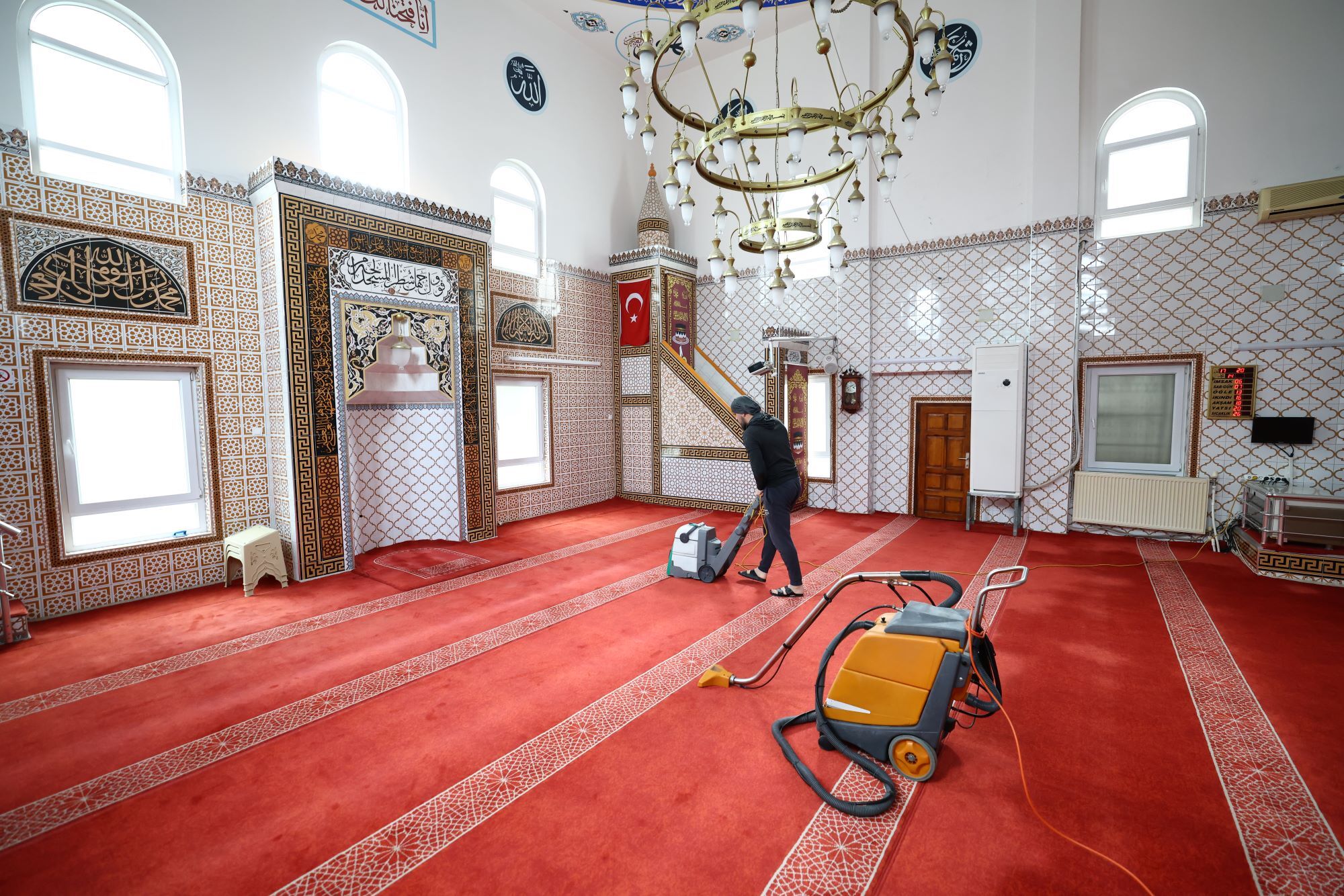 Balçova'da Camiler Ramazan'a Hazır! Temizlik Çalışmaları Tamamlandı (2)