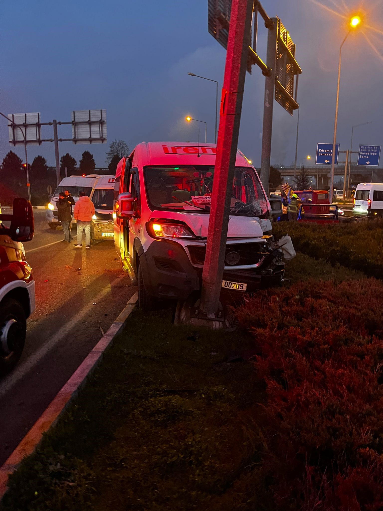 Balıkesir'de Çift Taraflı Trafik Kazası! Kamyonet Sürücüsü Yaralandı (3)