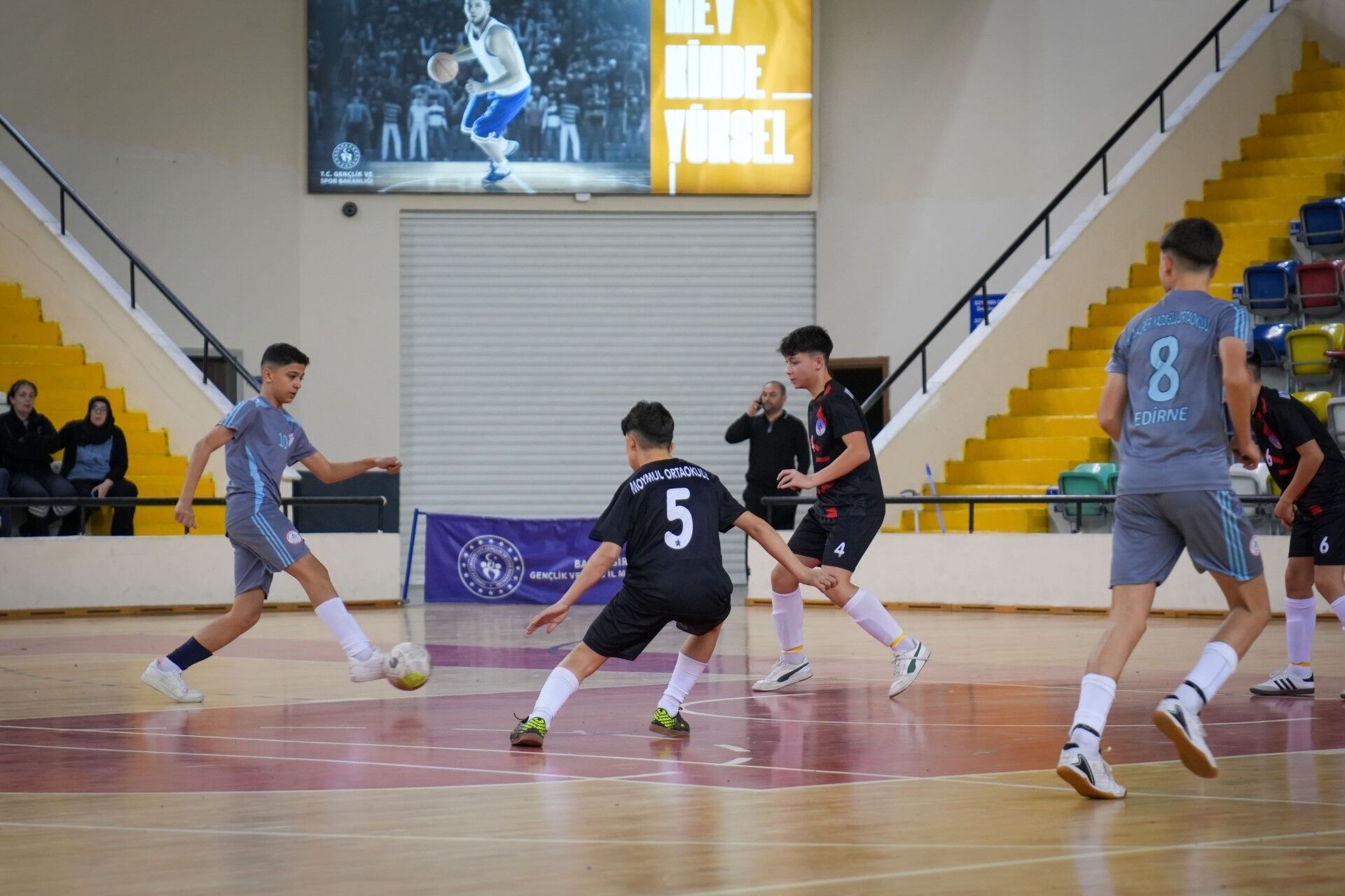 Balıkesir'de Okullar Arası Futsal Müsabakası Heyecanı Başladı (3)