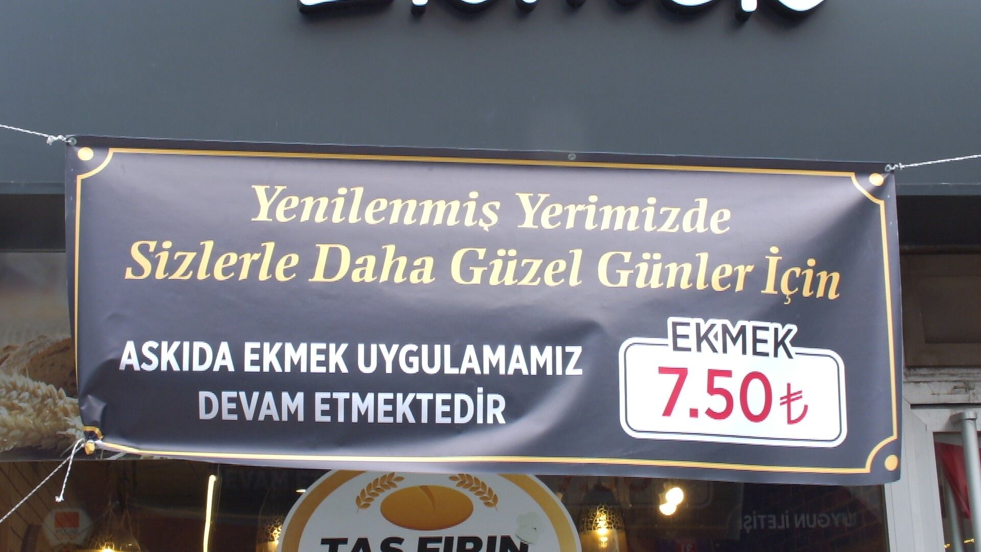 Balıkesirli Fırıncı Ekmeği Yarı Fiyatına Satmaya Başladı (4)