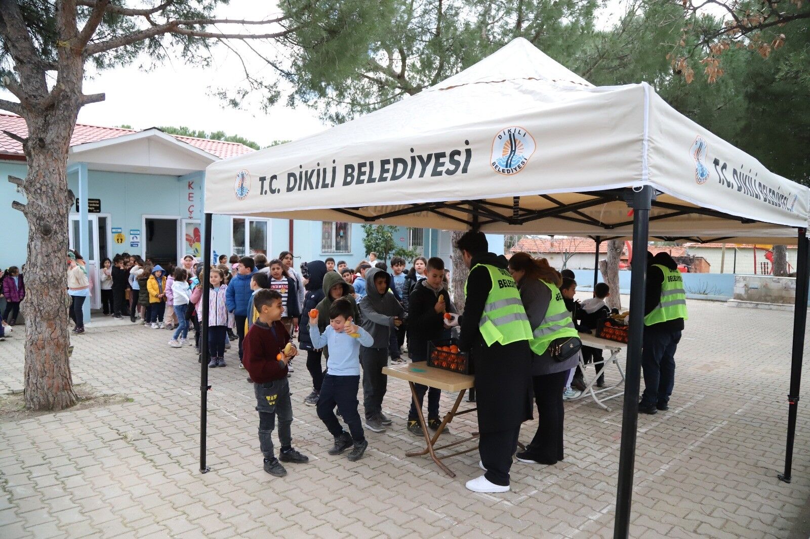 Başkan Kırgöz, Öğrencilere Taze Meyve Ikramında Bulundu (3)