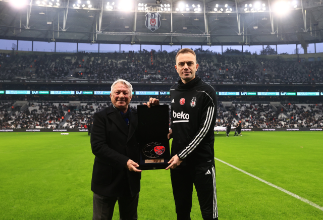 Beşiktaş'ın Kaptanına Derbi Öncesi Iki Ödül Birden! (2)
