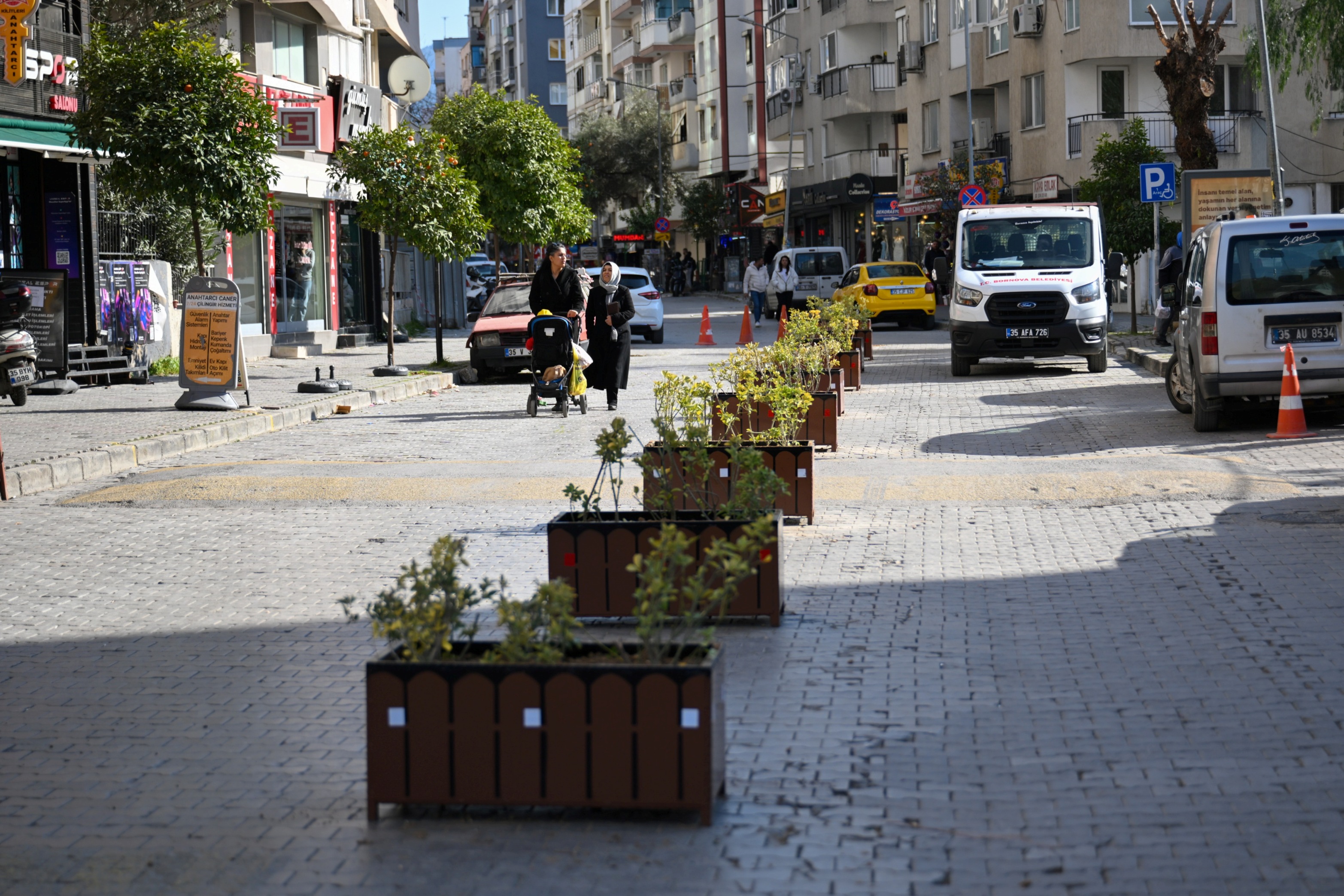 Bornova’da Zafer Caddesi’nde Trafik Akışı Düzenleniyor (2)