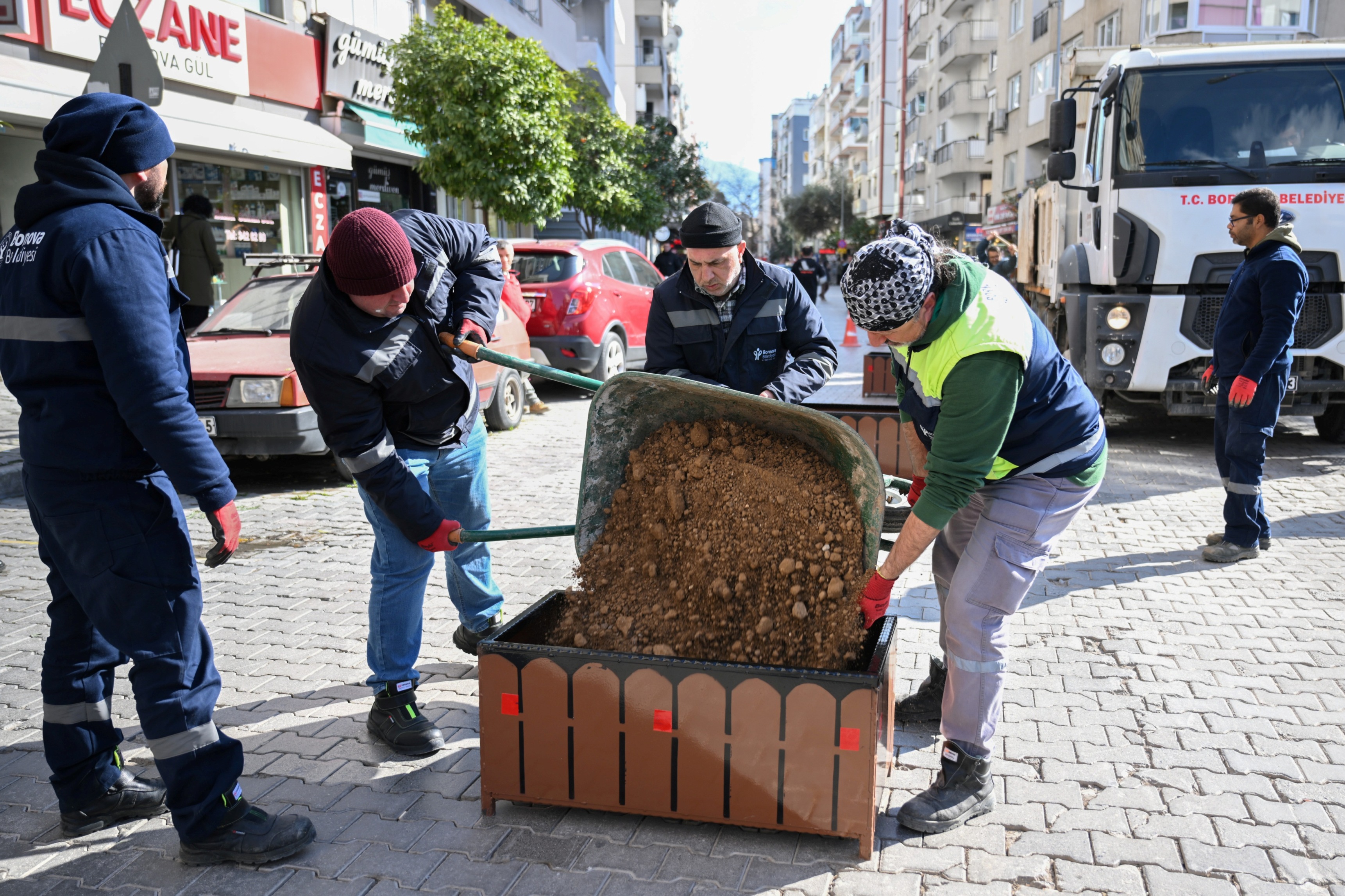 Bornova’da Zafer Caddesi’nde Trafik Akışı Düzenleniyor (3)