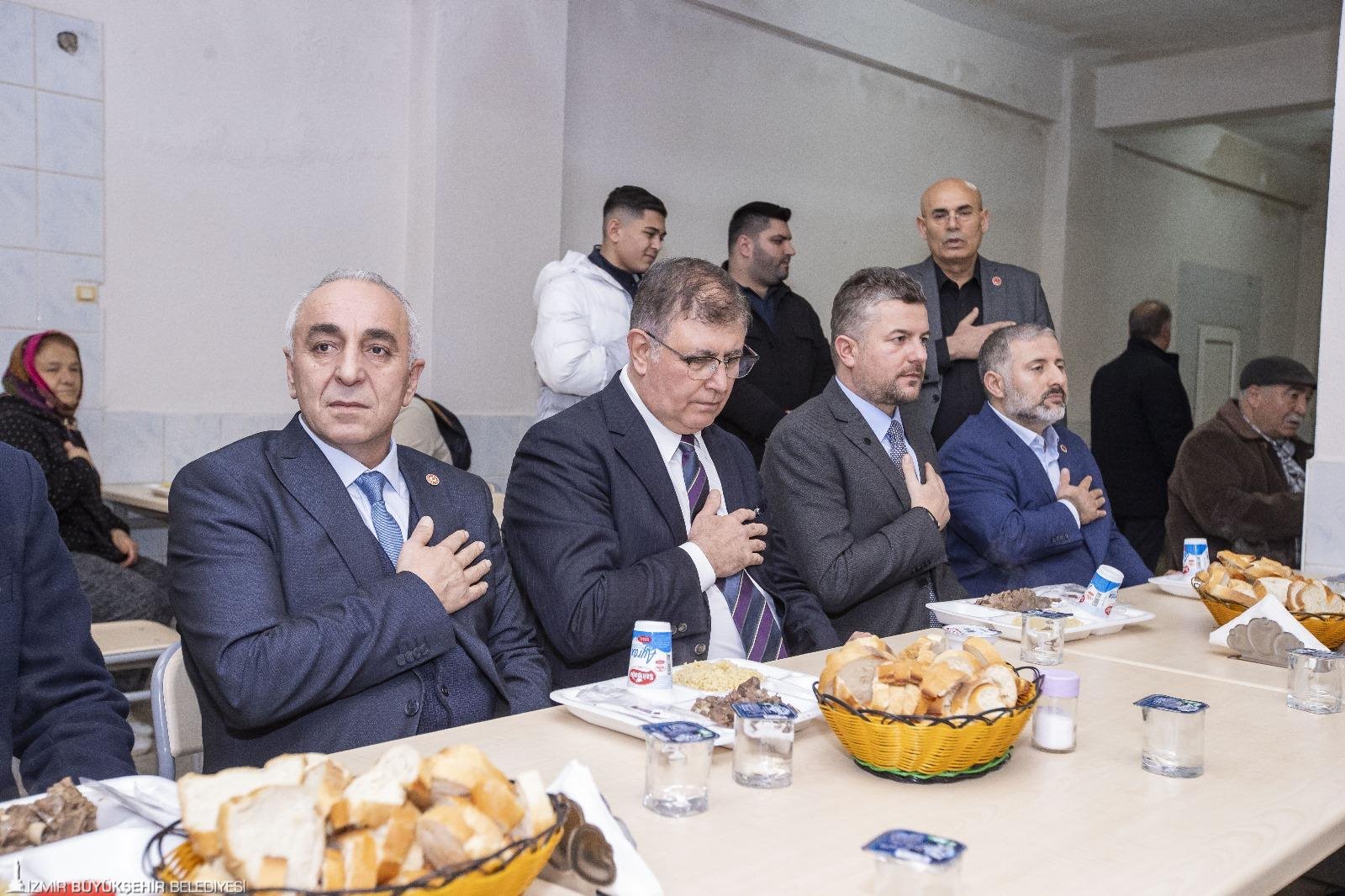 Cemil Tugay, Buca Cemevi'nde Hızır Orucu Iftarına Katıldı (1)