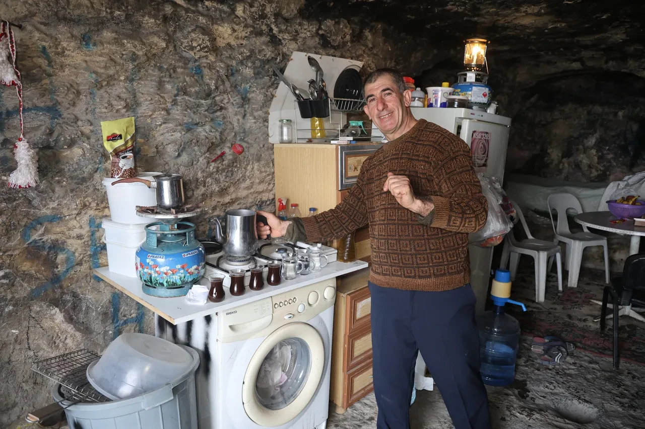 Depremzede Ali Bozoğlan Mağarada Huzuru Buldu2
