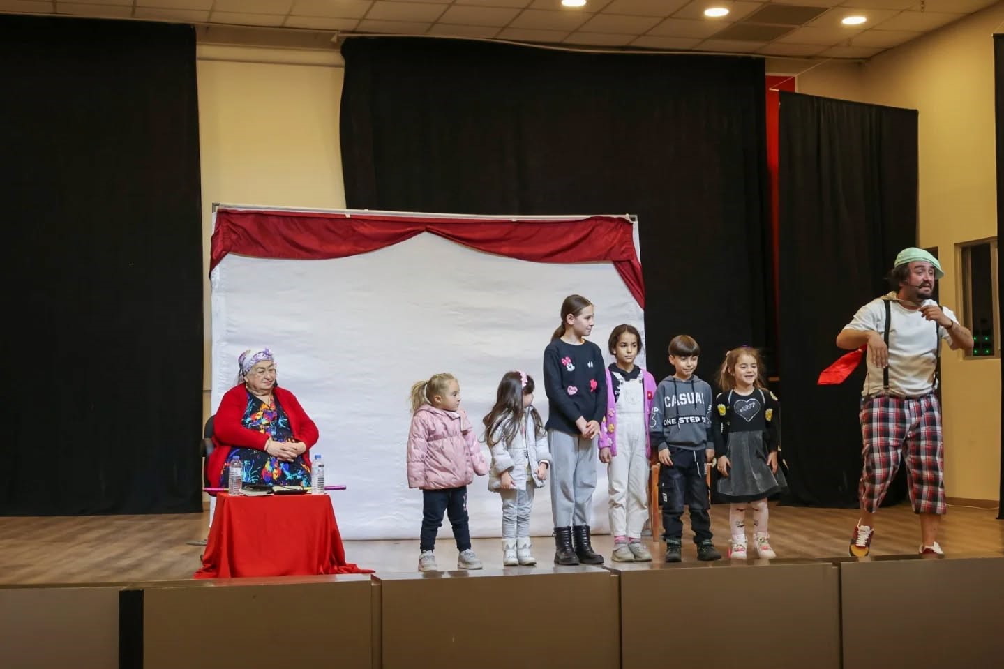 Efeler’de Çocuklar Tiyatroyla Eğlendi (2)