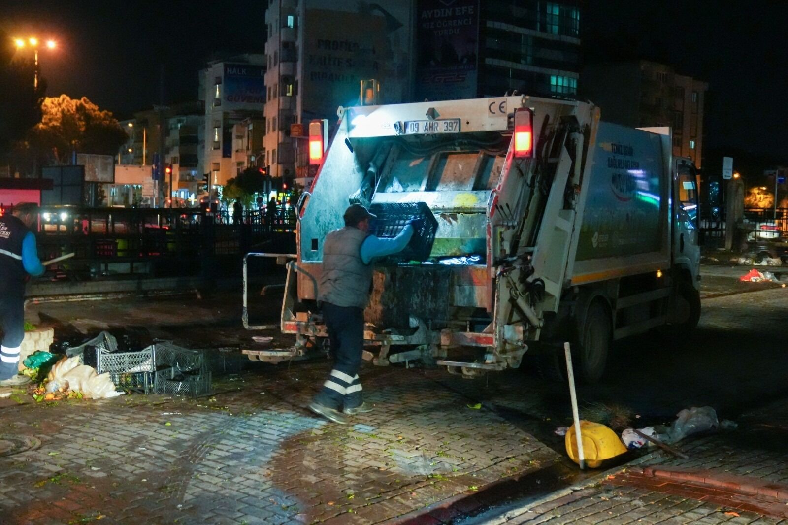 Efeler’de Temizlik Seferberliği Devam Ediyor2