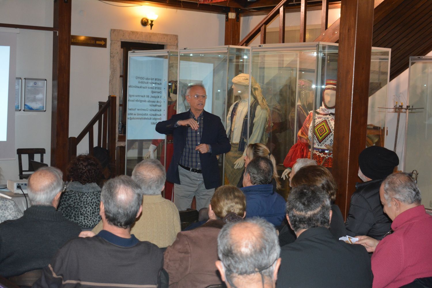Ege Üniversitesi'nde Mizah Dergisi Koleksiyonculuğu Söyleşisi (3)