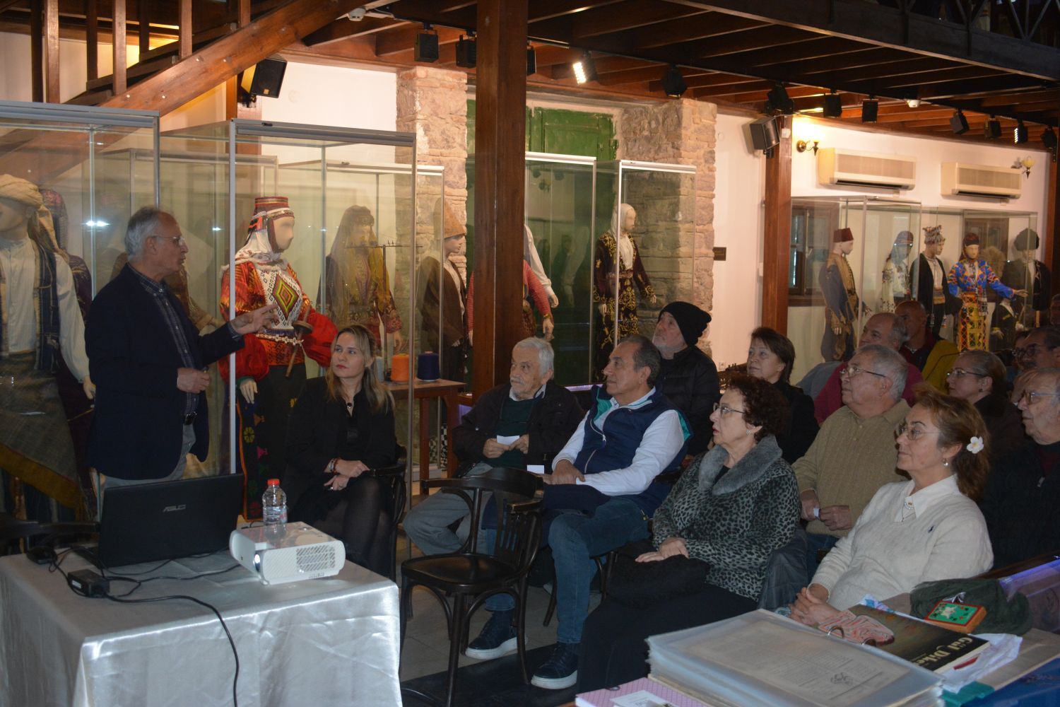 Ege Üniversitesi'nde Mizah Dergisi Koleksiyonculuğu Söyleşisi (4)