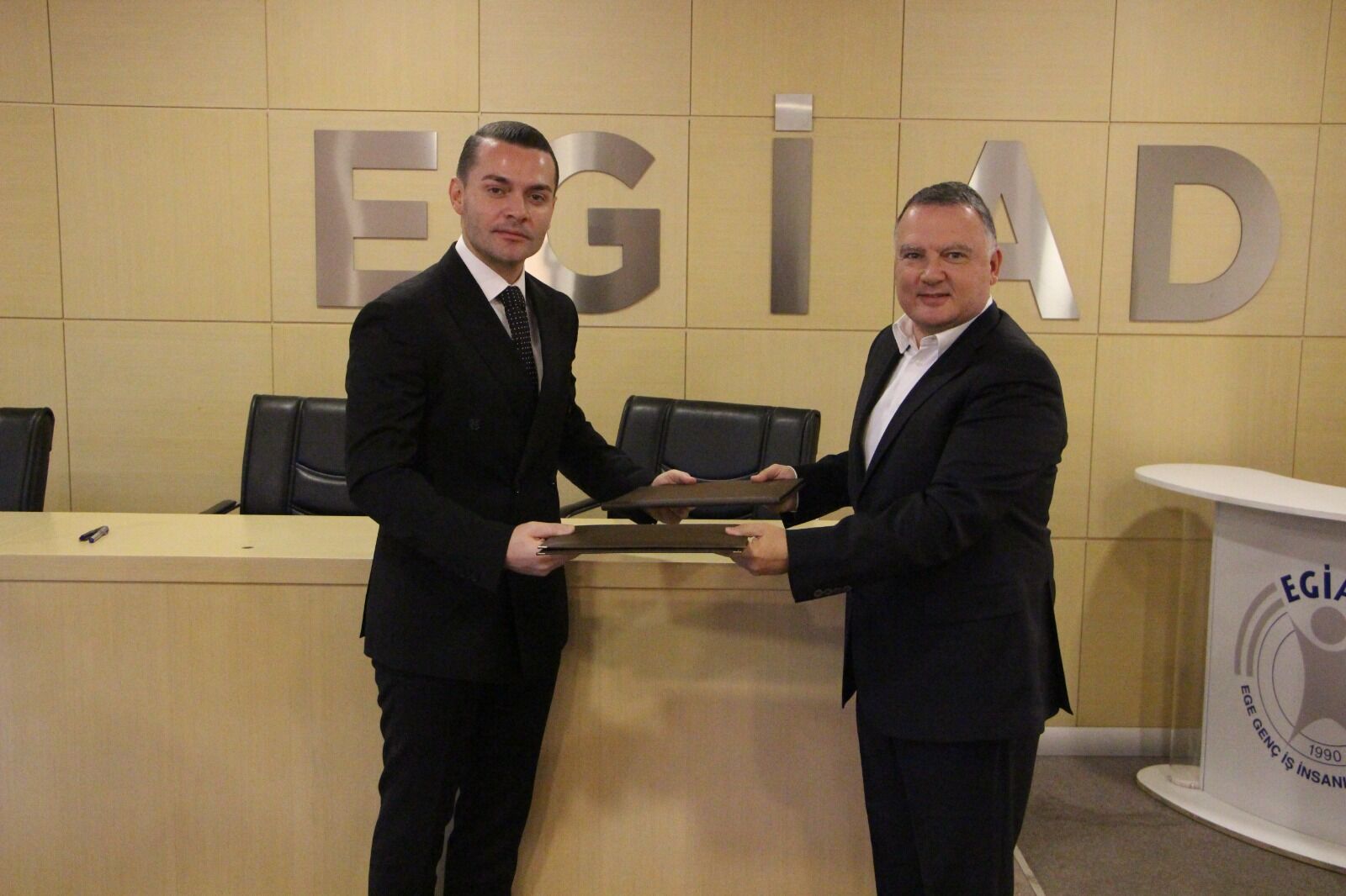 Egi̇ad Ile Yeşeren Sakız Ağaçları (4)