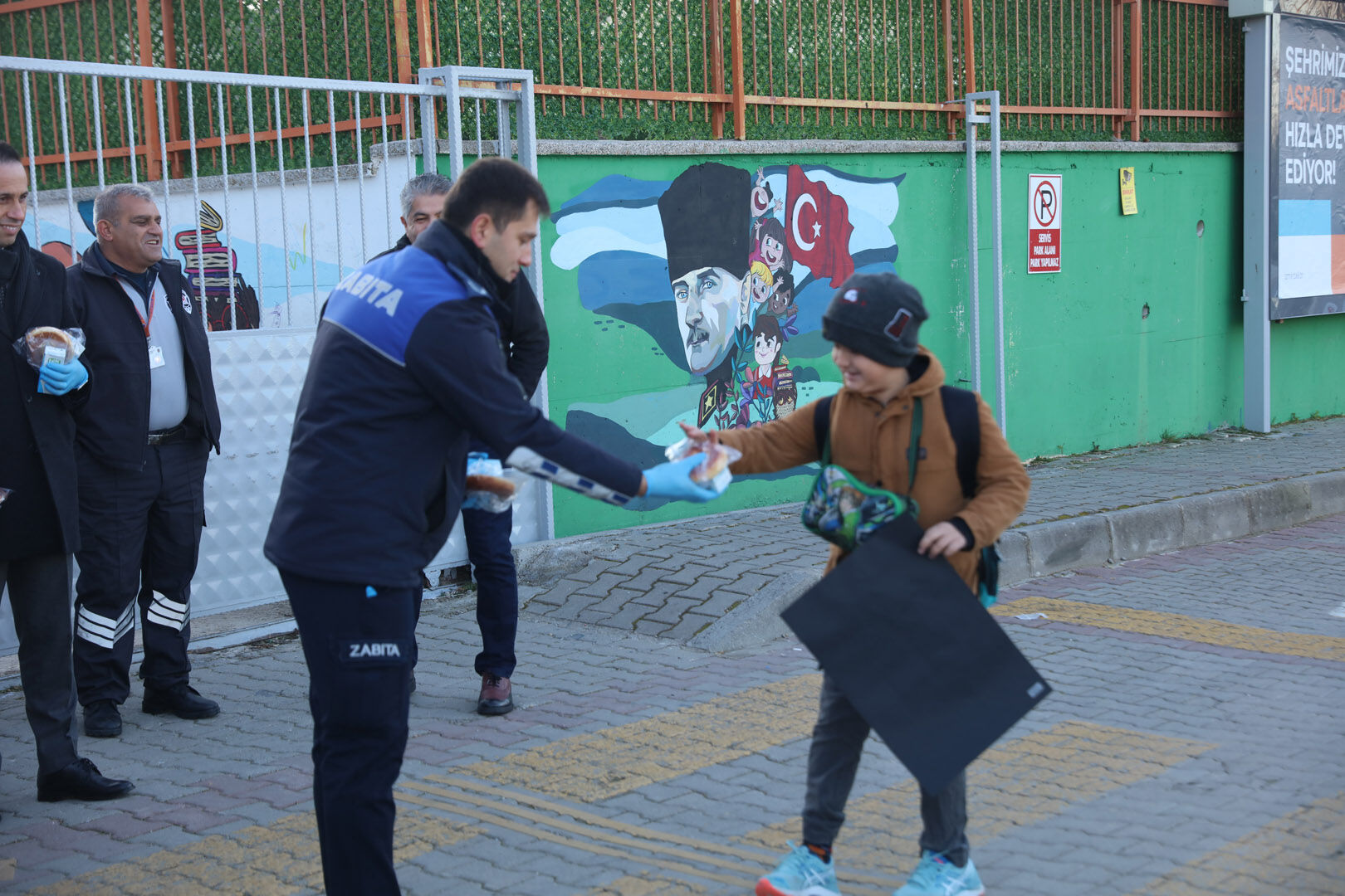 Güzelbahçe Personelinden Okullara Süt Ve Simit Dağıtımı (2)