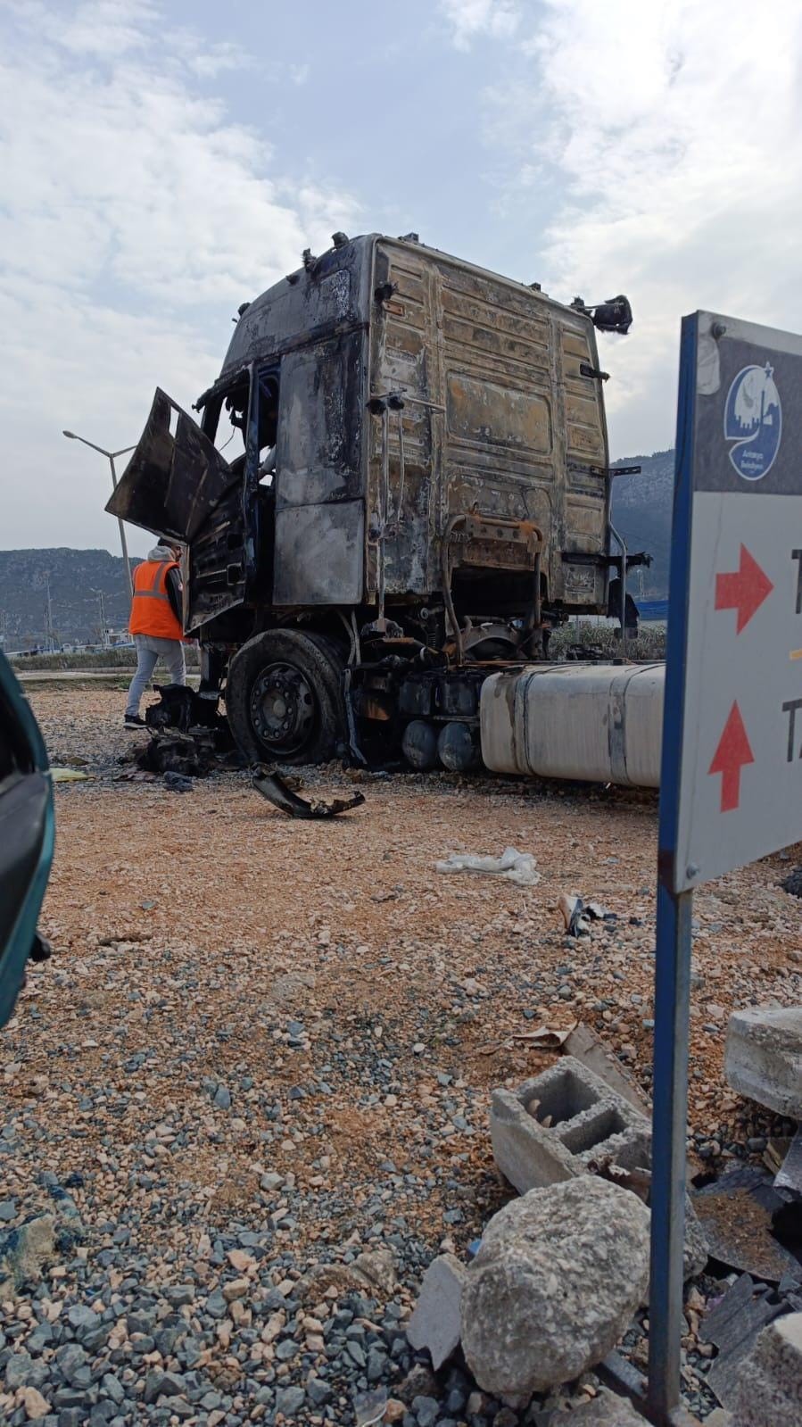Hatay’da Seyir Halindeki Kamyon Alev Aldı, Patlama Anı Kamerada (3)