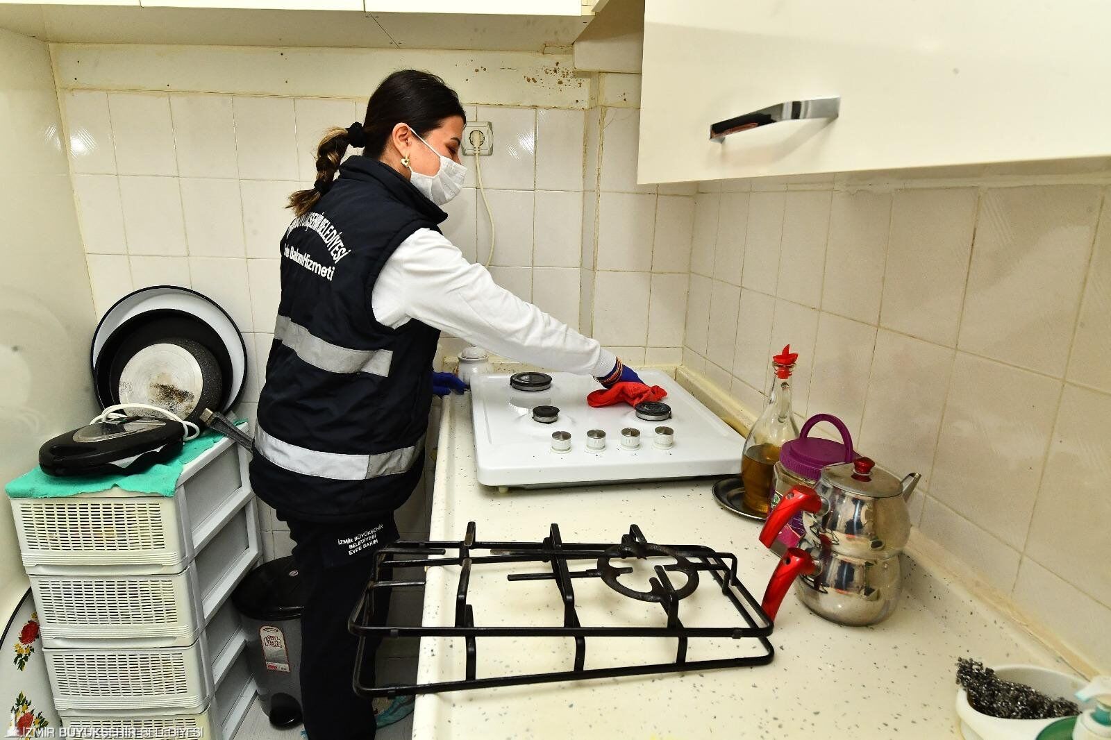 İzmir Büyükşehir Belediyesi'nin Evde Bakım Hizmetleri Devam Ediyor (2)