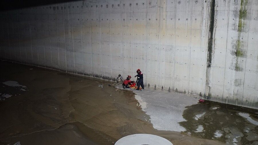 İzmir’de Itfaiye Ekiplerinin Zorlu Operasyonu1 Vatandaş Dereye Düştü