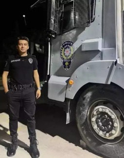 İzmir’de Kazada Yaşamını Yitiren Polis Memuru Gözyaşlarıyla Toprağa Verildi (1)