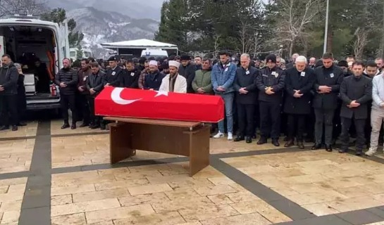 İzmir’de Kazada Yaşamını Yitiren Polis Memuru Gözyaşlarıyla Toprağa Verildi (2)