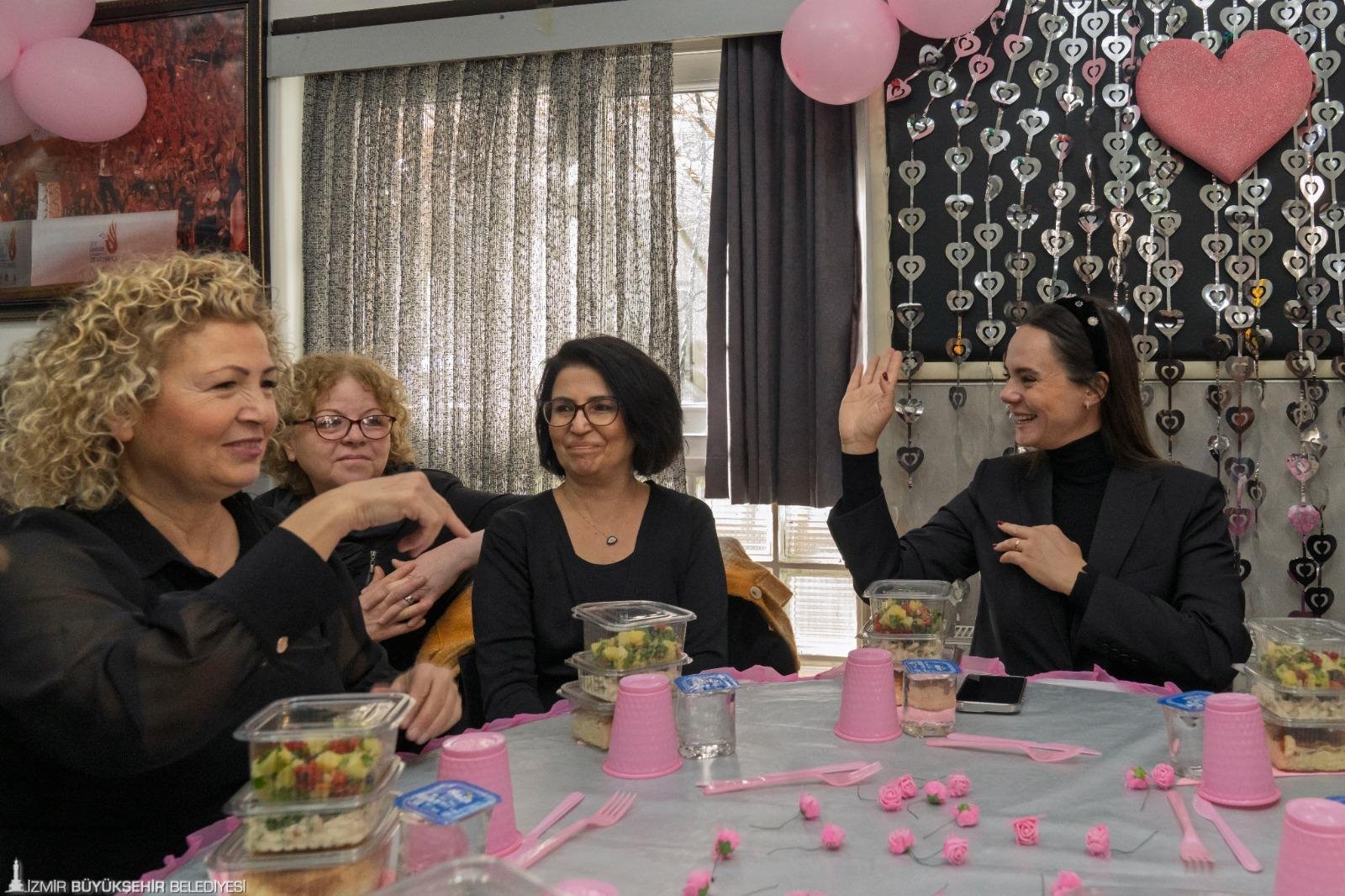 İzmir’de Sağır Ve Işitme Engelli Kadınlarla Bir Araya Gelindi (7)