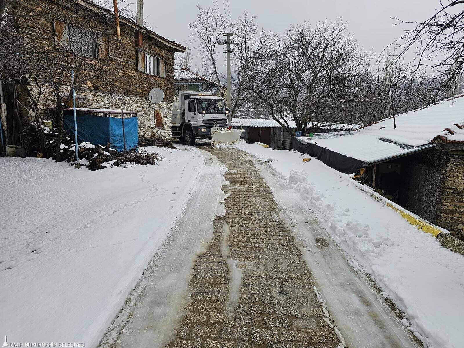 İzmir'de Şehrin Yüksek Kesimlerinde Karla Mücadele Sürüyor (4)