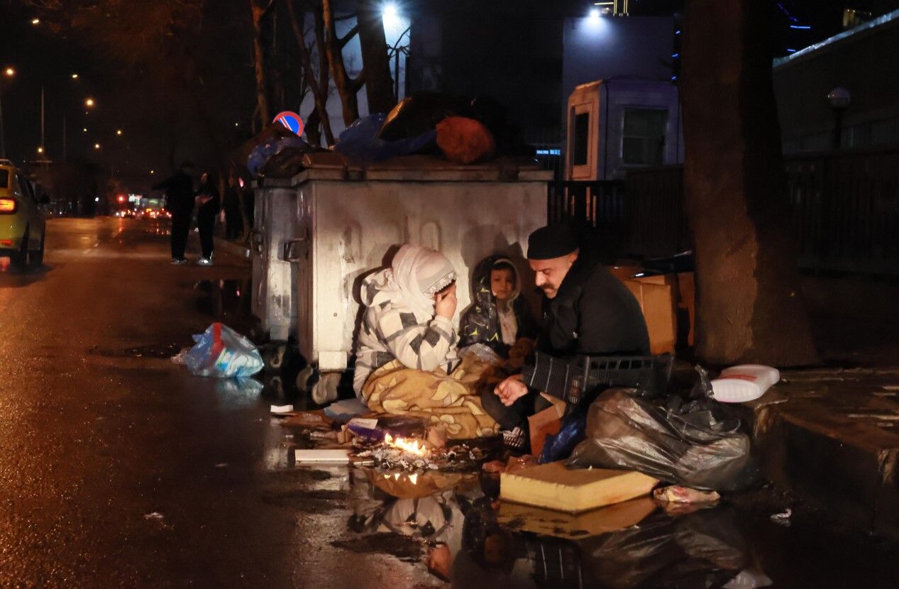 İzmir'de Sokaktaki Bir Avuç Ateşe Sığınan Aile 01