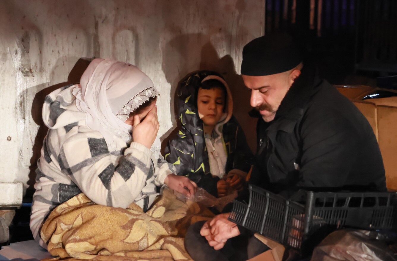 İzmir'de Sokaktaki Bir Avuç Ateşe Sığınan Aile 02