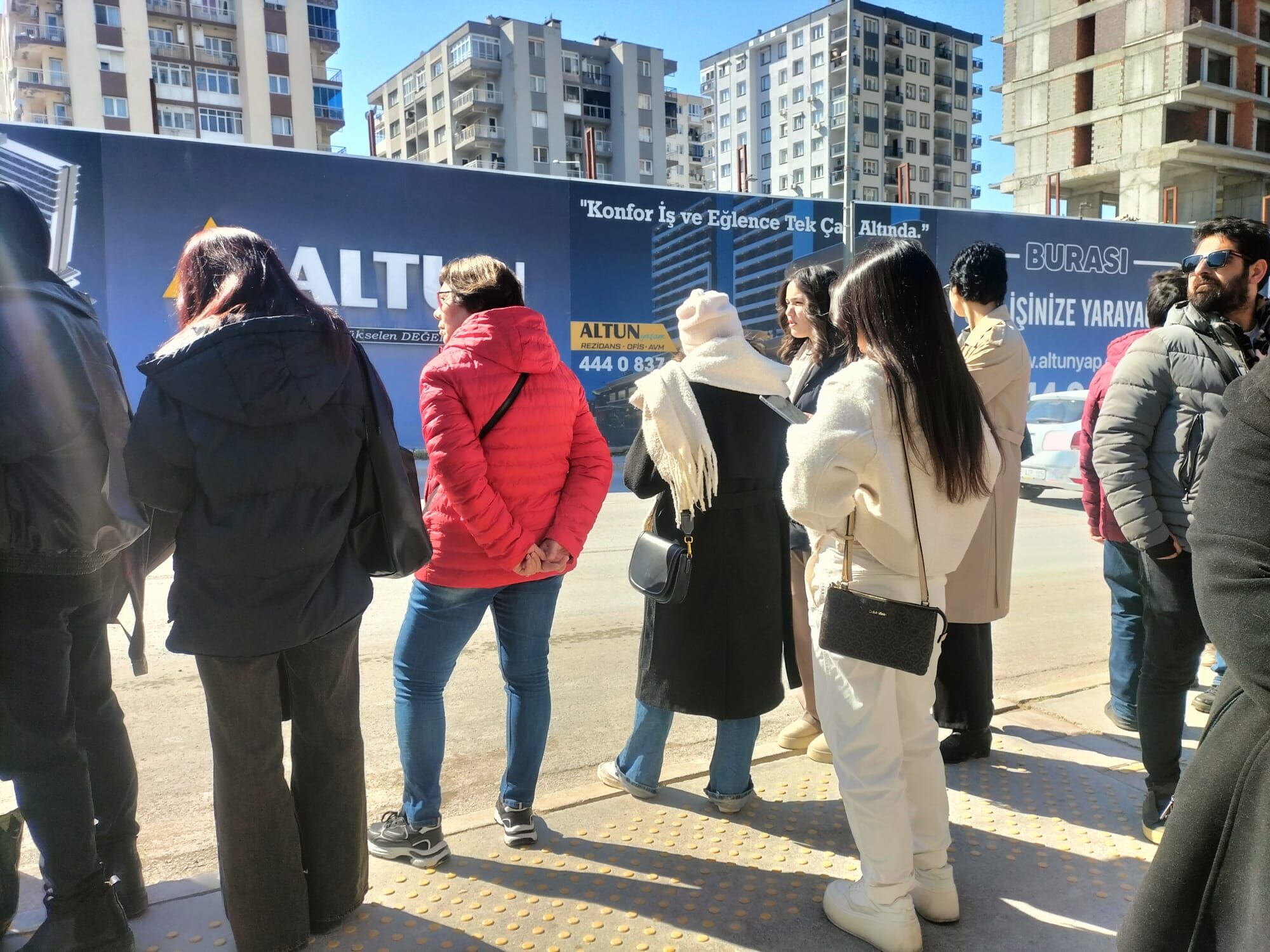İzmirlilerin Otobüs Çilesi! Duraklarda Metrelerce Kuyruk Oluştu (1)