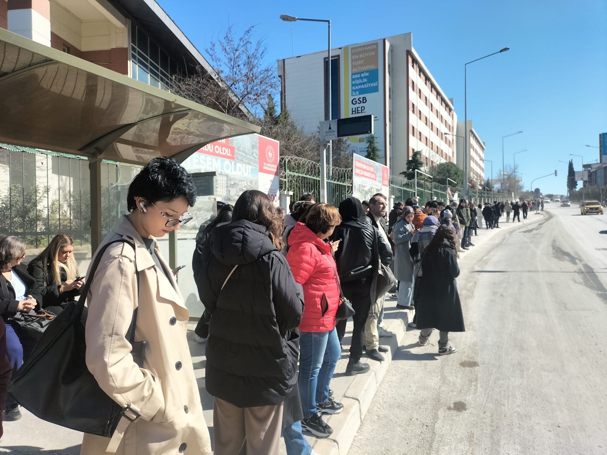 İzmirlilerin Otobüs Çilesi! Duraklarda Metrelerce Kuyruk Oluştu (2)