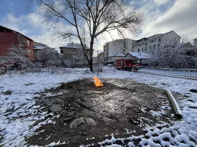 Kar Yağışı Da Durduramadı! 5 Gündür Arazinin Ortasında Yanıyor (3)