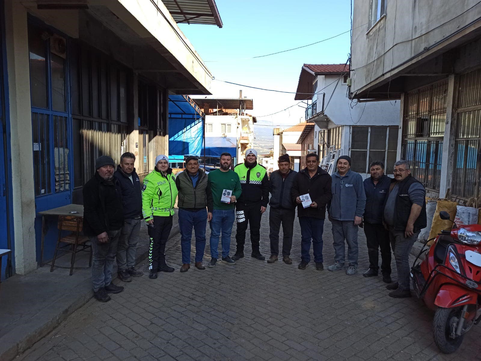 Karacasu’da Polis Ekiplerinden Sürücülere Fermuar Sistemi Eğitimi (2)