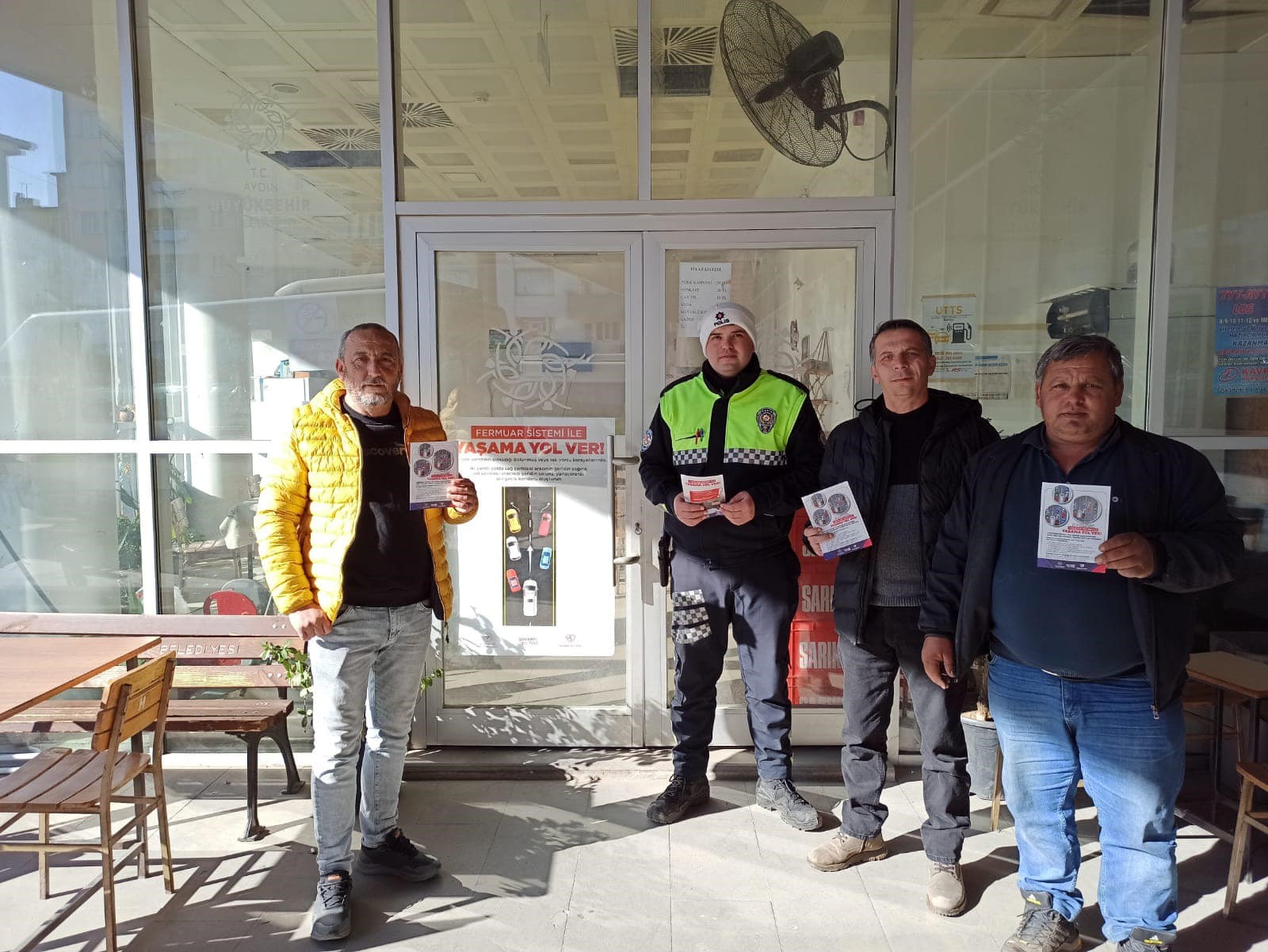 Karacasu’da Polis Ekiplerinden Sürücülere Fermuar Sistemi Eğitimi (4)