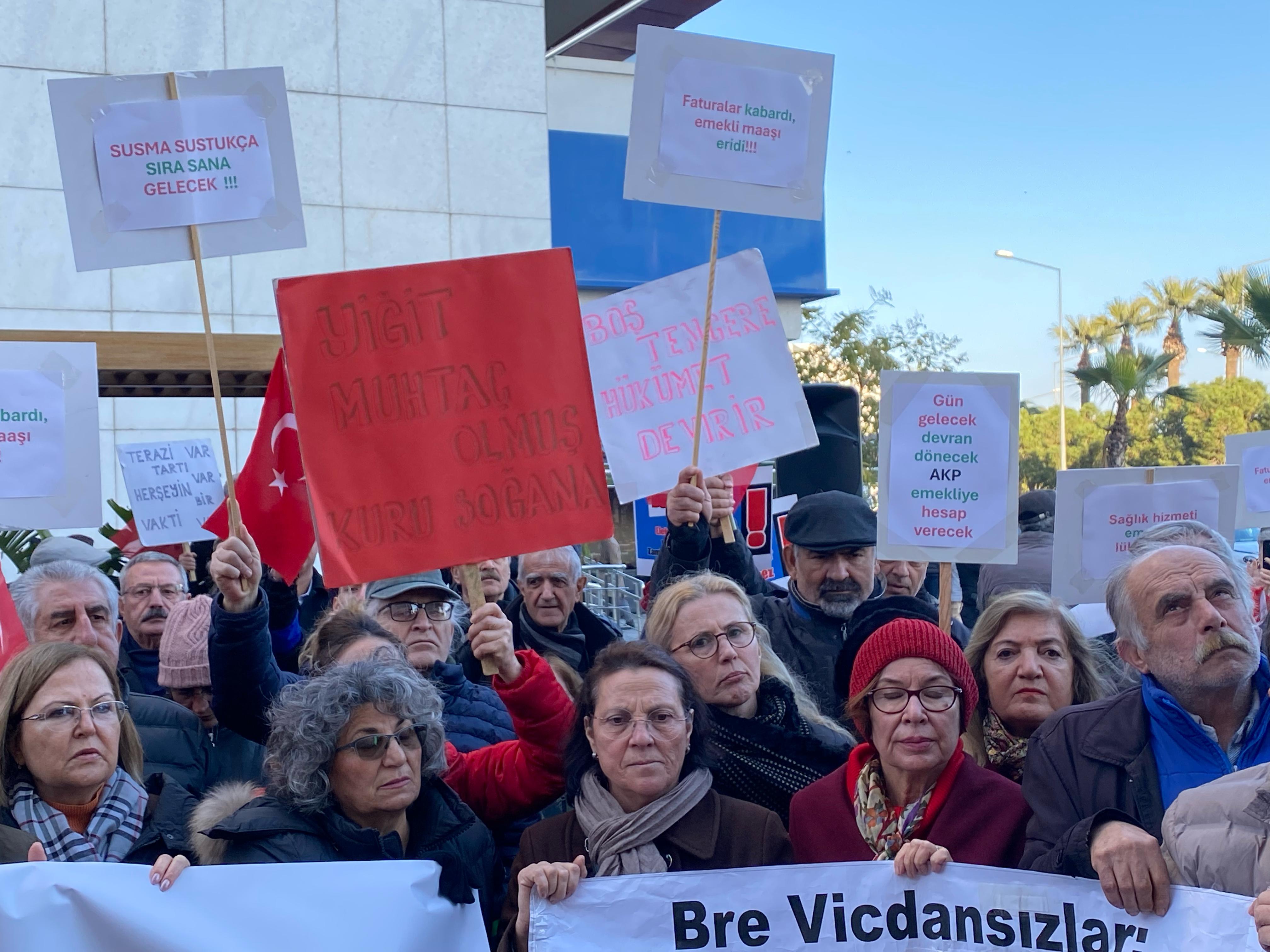 Karşıyaka Emekliler Platformu’ndan Maaş Protestosu “Bıçak Kemikte!”4