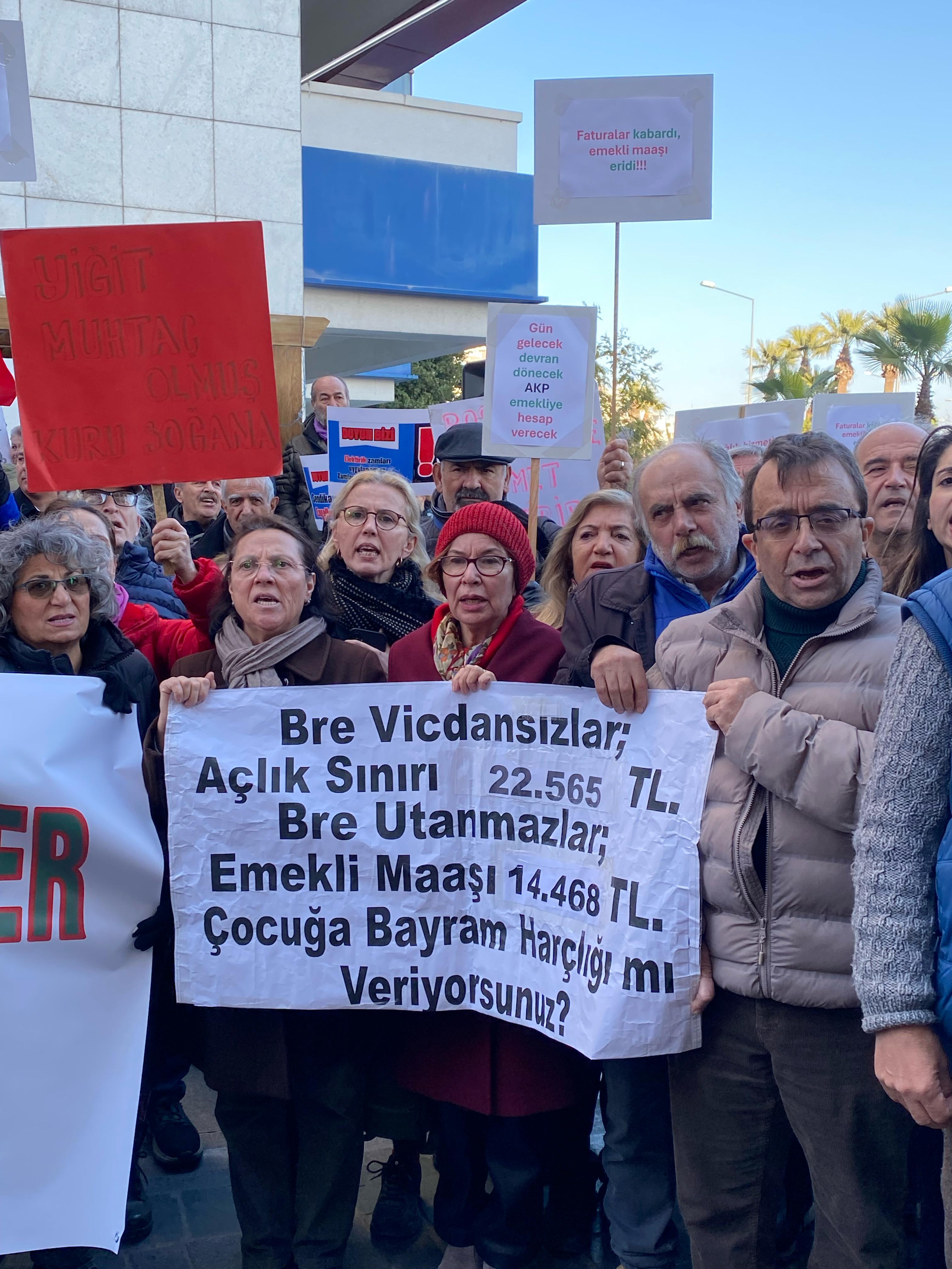 Karşıyaka Emekliler Platformu’ndan Maaş Protestosu “Bıçak Kemikte!”6