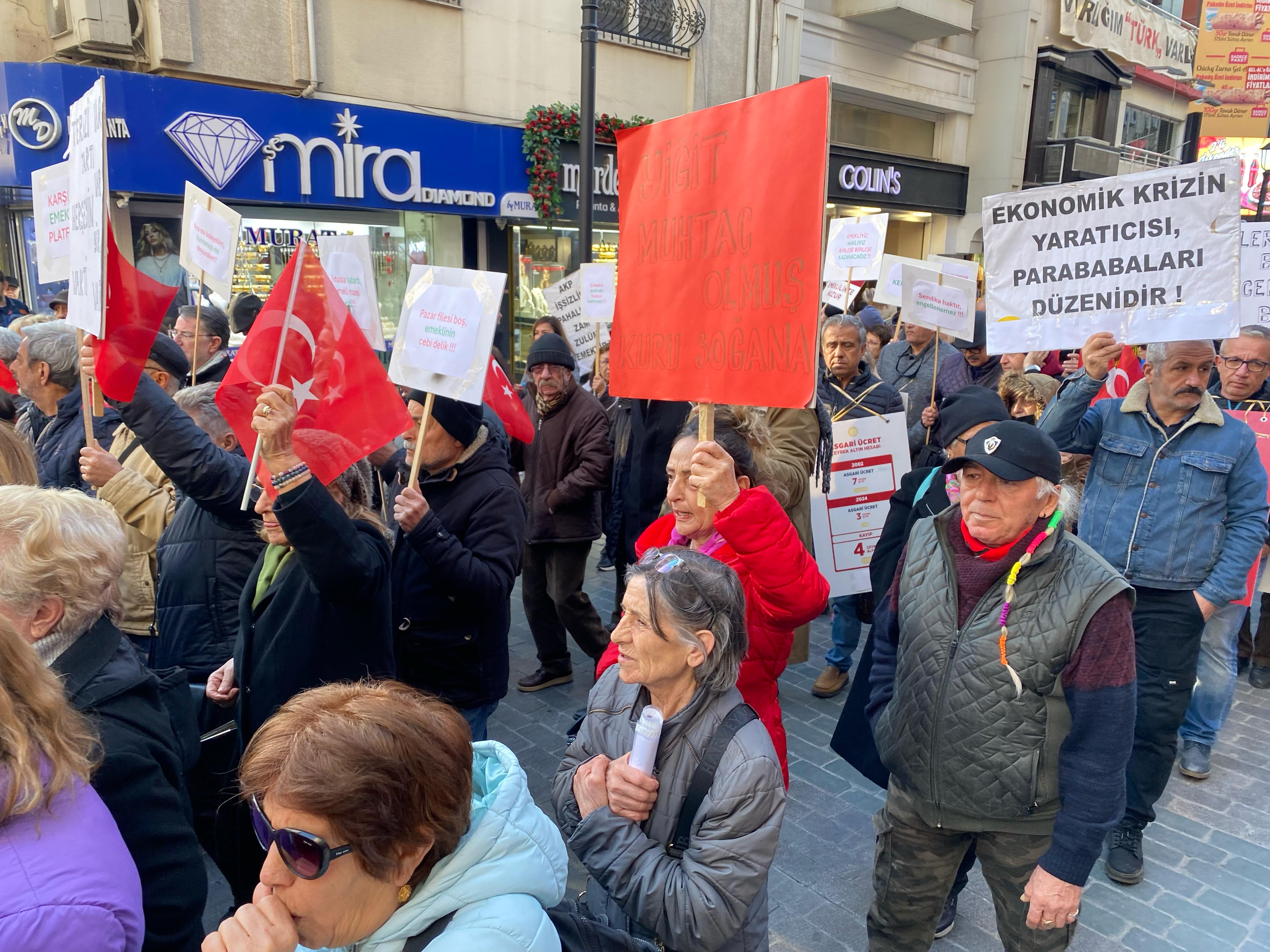Karşıyaka Emekliler Platformu’ndan Maaş Protestosu “Bıçak Kemikte!”7