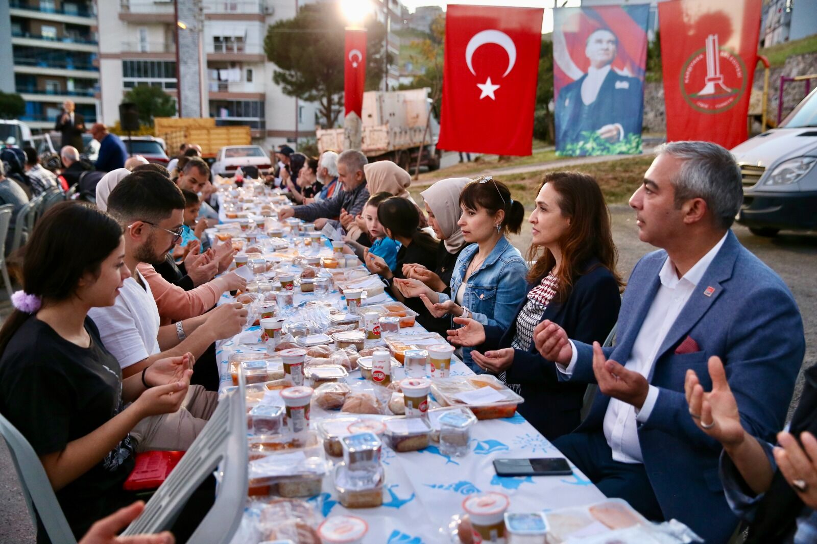 Karşıyaka'da Binlerce Vatandaş Aynı Sofrada Buluşacak (3)