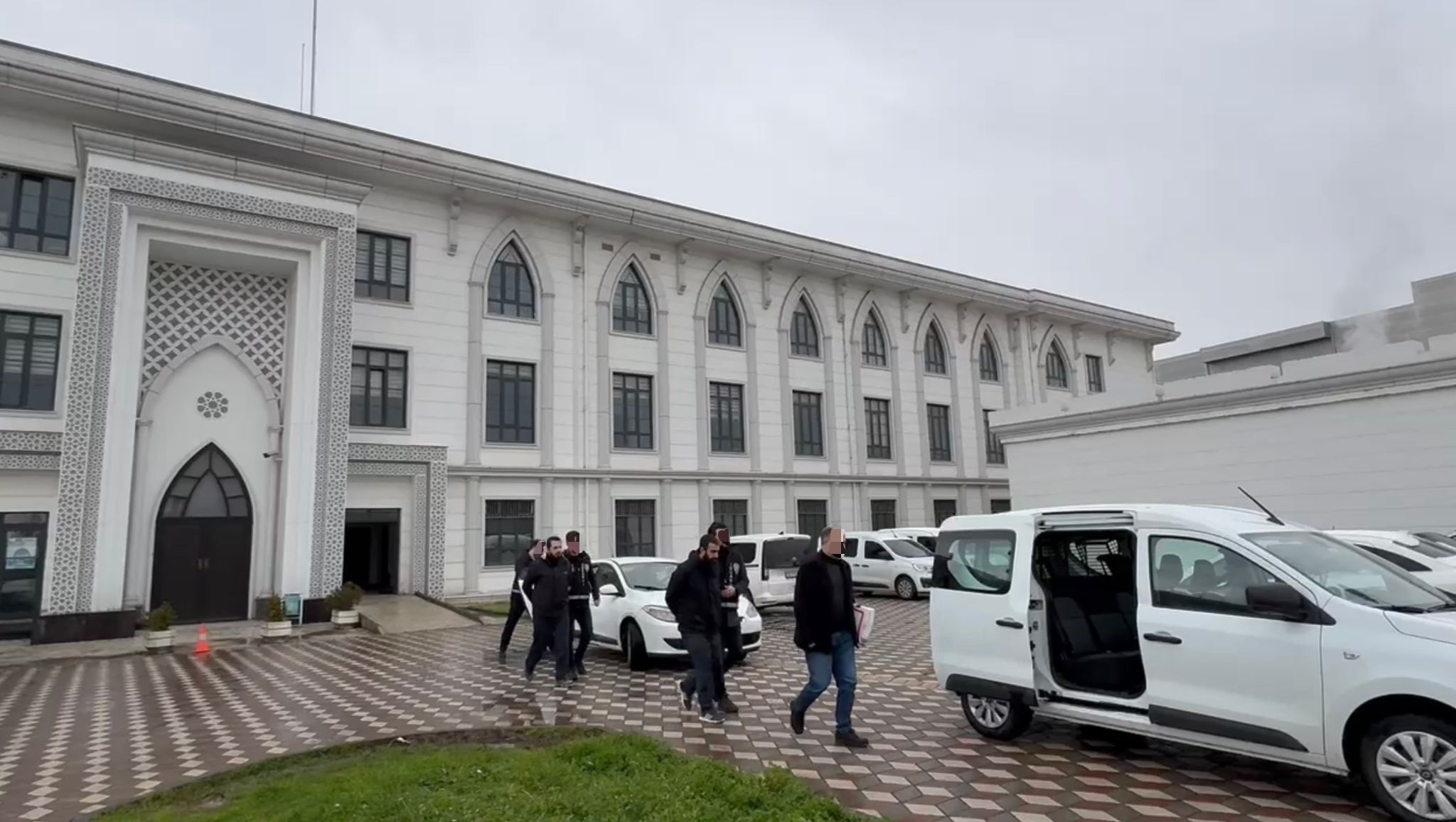 Kocaeli'de Önce Darp Edip Sonra Telefonu Çalan 3 Şüpheli Tutuklandı (2)