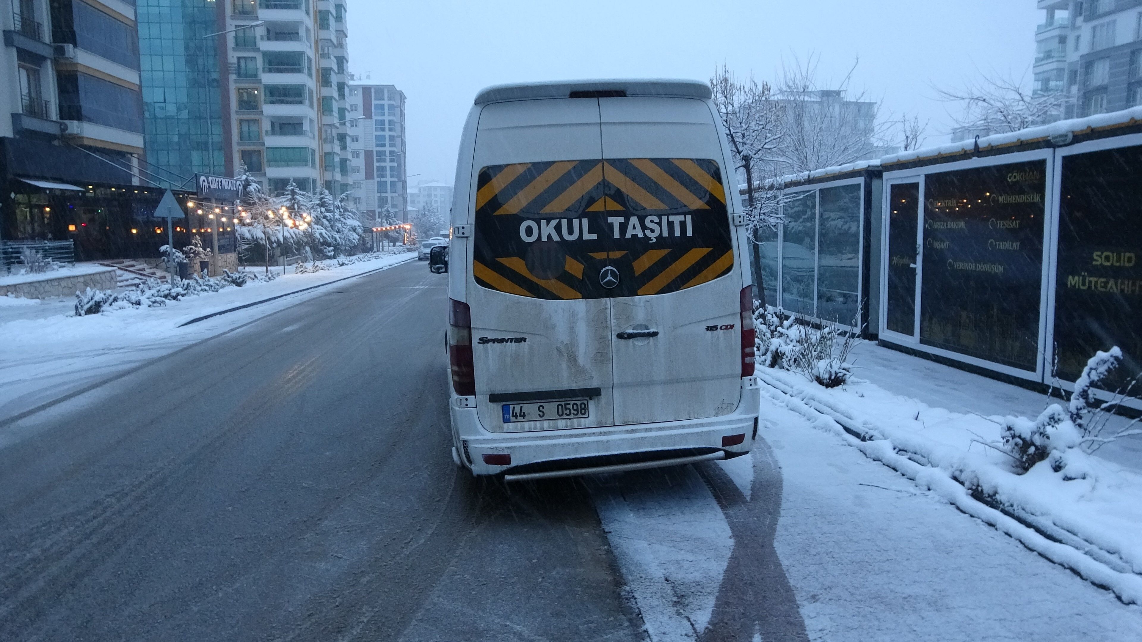 Malatya'da Öğrenci Servisi Ile Otomobil Çarpıştı 4'Ü Öğrenci 5 Yaralı (2)