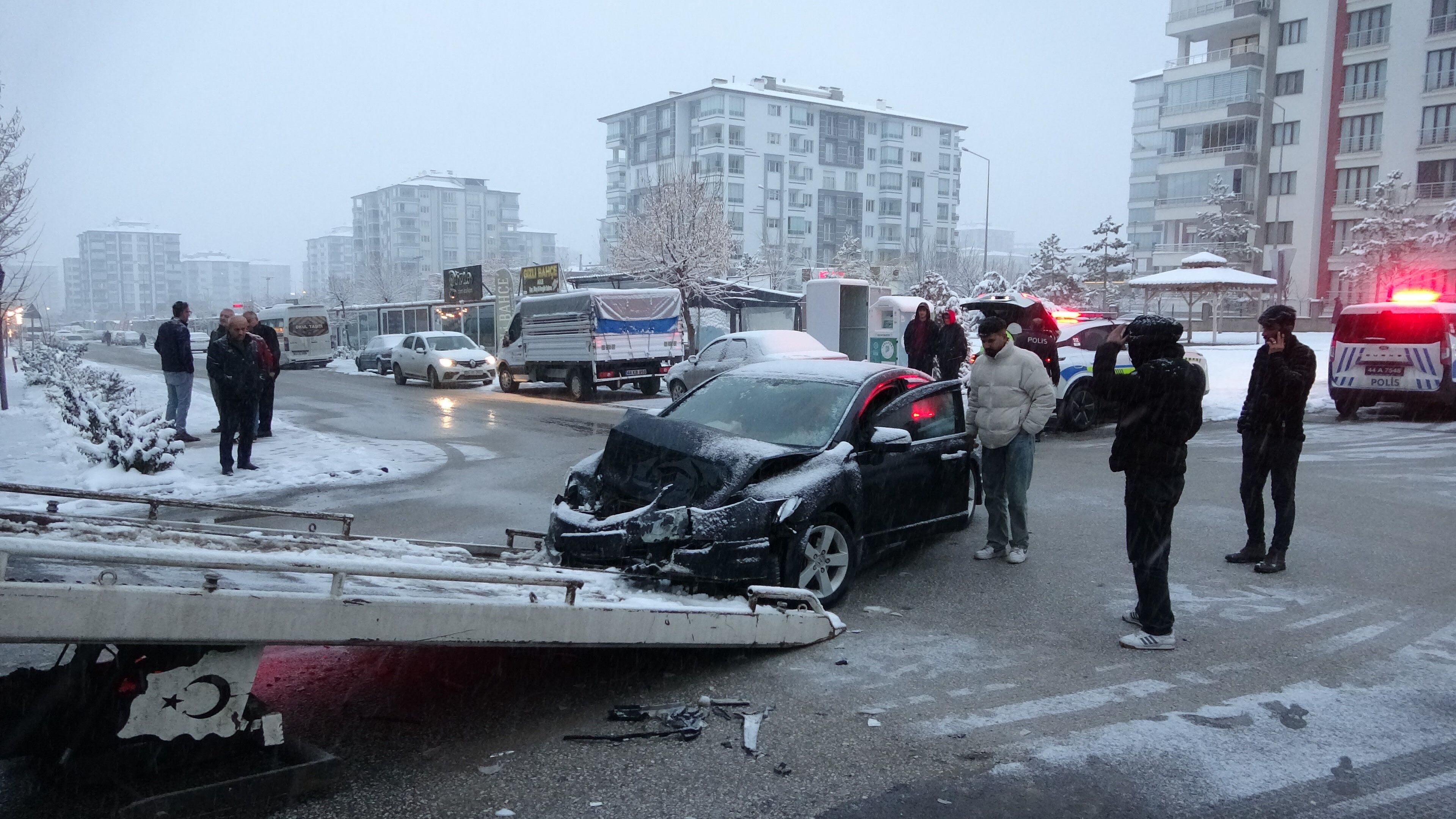 Malatya'da Öğrenci Servisi Ile Otomobil Çarpıştı 4'Ü Öğrenci 5 Yaralı (3)