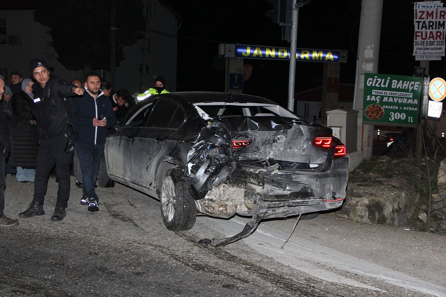Manisa'da Zincirleme Trafik Kazası 1 Kişi Yaralandı (2)