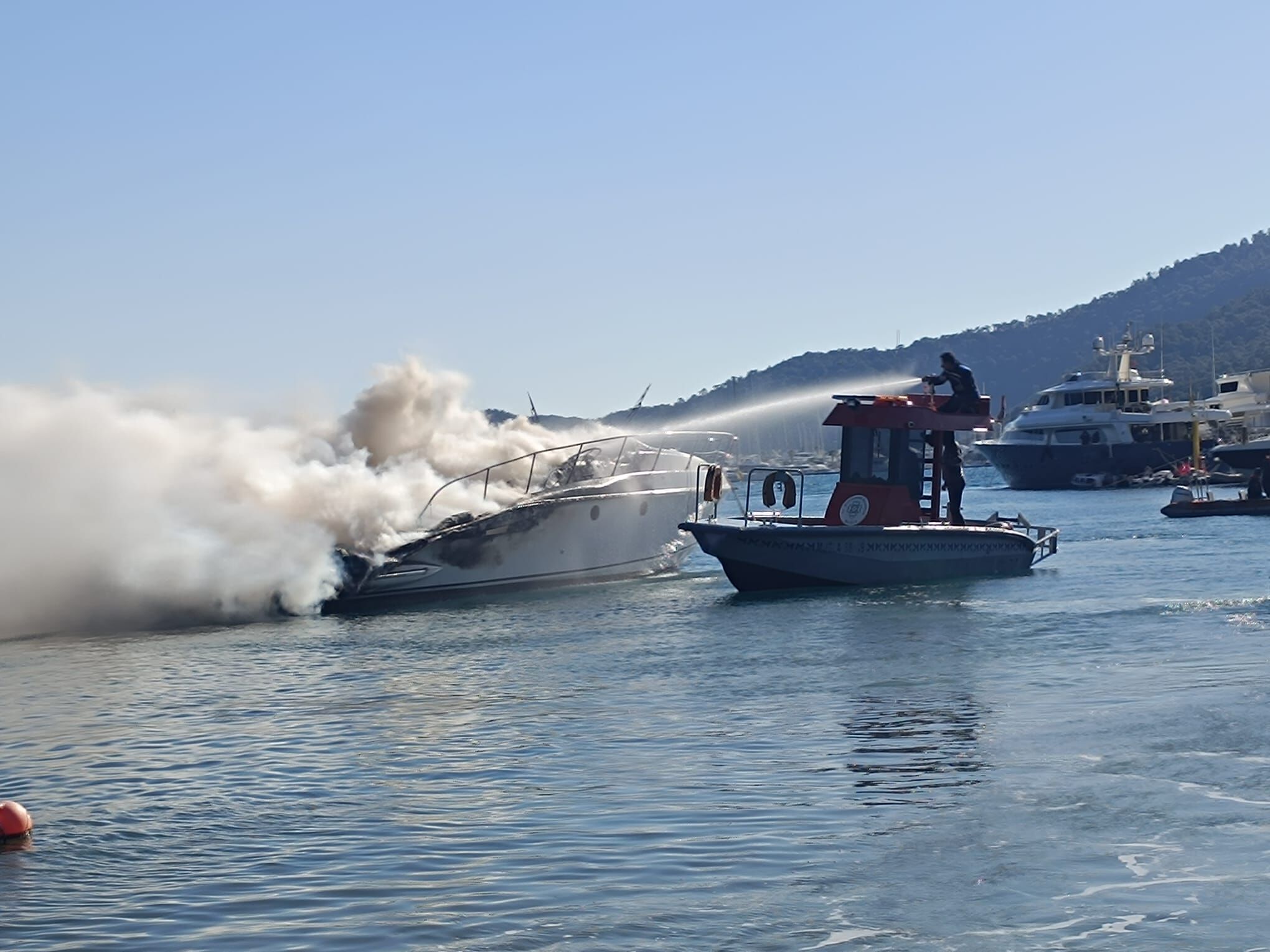Marmaris'te Yangın Büyükşehir Ekipleri Hızla Müdahale Etti (1)
