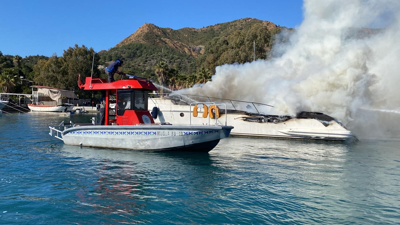 Marmaris'te Yangın Büyükşehir Ekipleri Hızla Müdahale Etti (3)