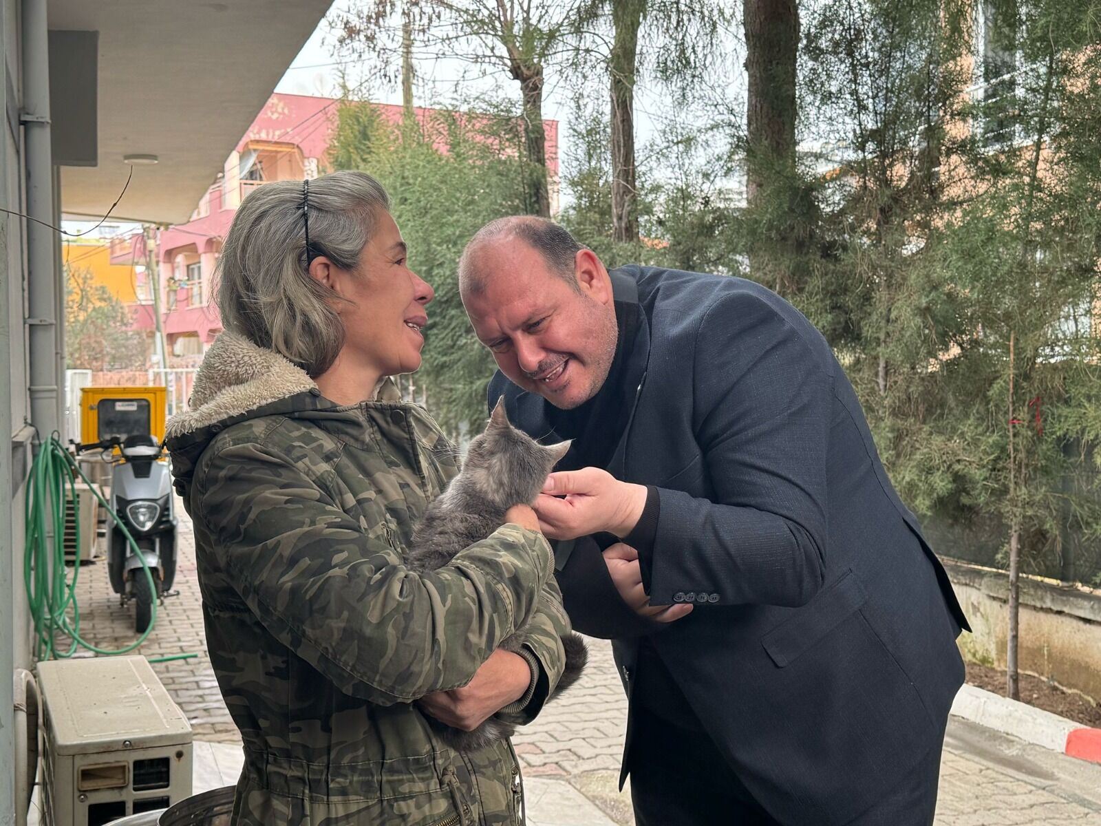 Menderes’te Görme Engelli Kediye, Tedavisini Yapan Veterinerin Ismi Verildi3